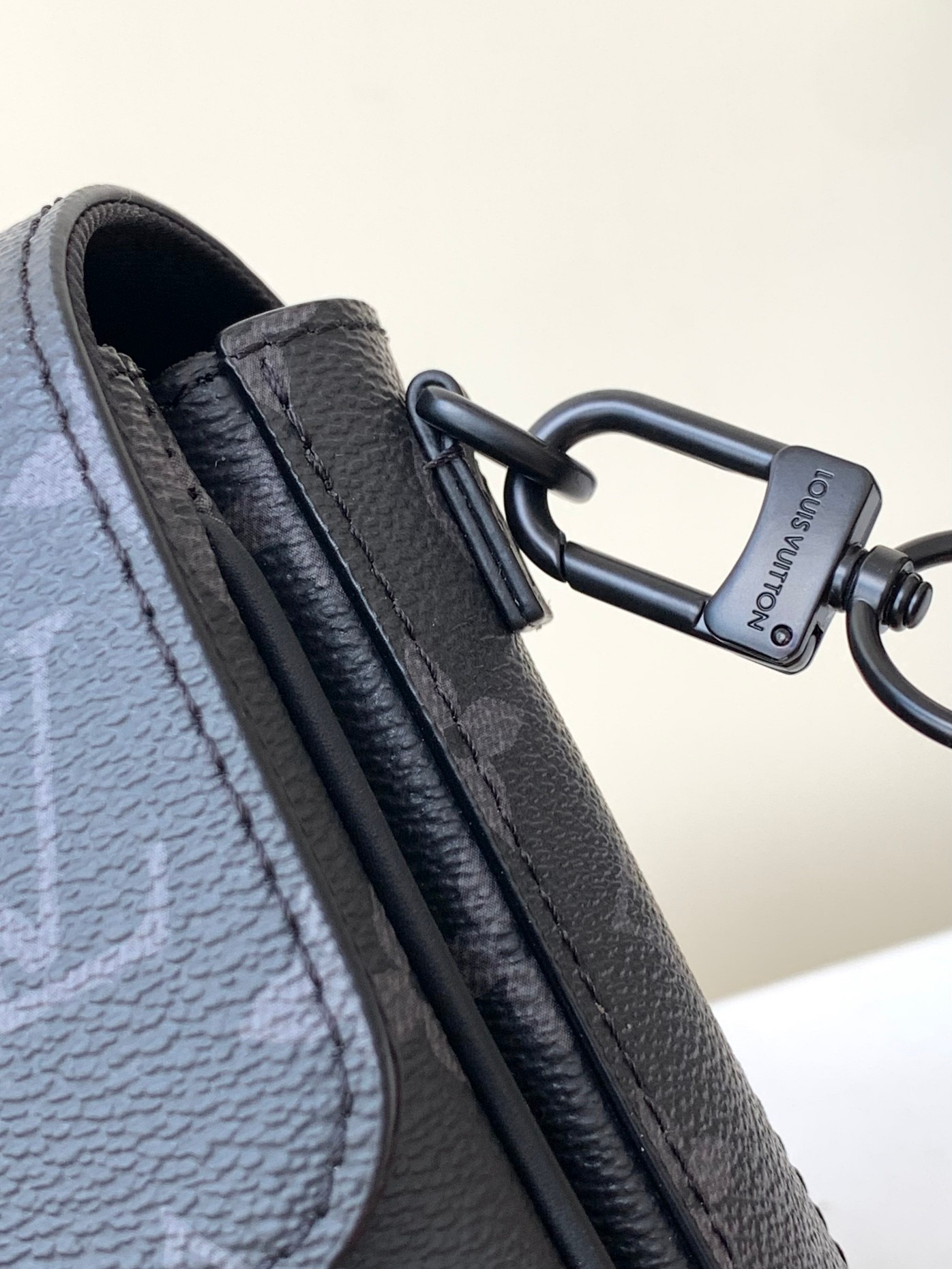  LOUIS VUITTON 路易威登  LV 满印钩扣开合压纹皮革 托特包 斜挎包 单肩包 手提包 黑色 M82252