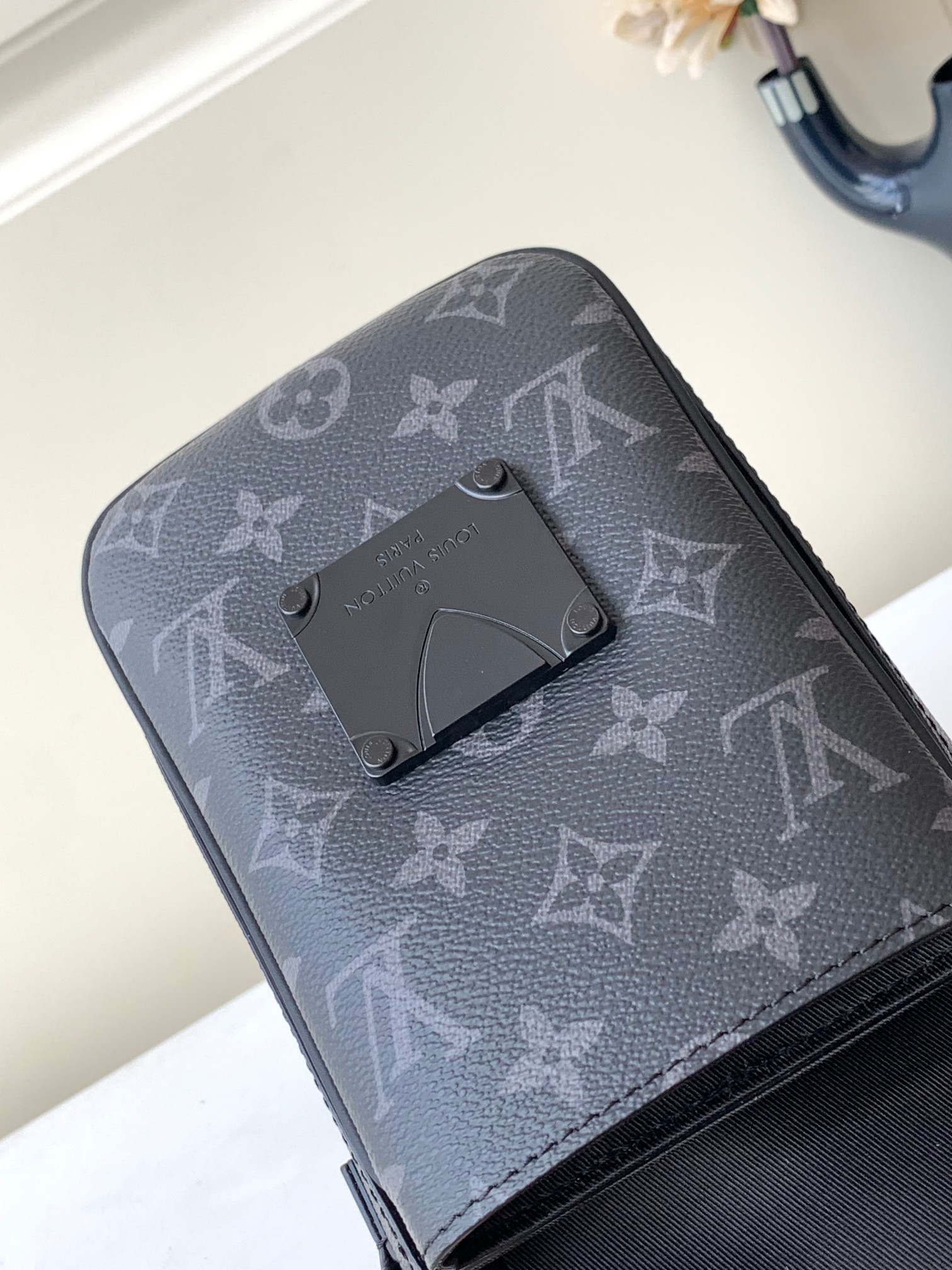  LOUIS VUITTON 路易威登  LV 满印钩扣开合压纹皮革 托特包 斜挎包 单肩包 手提包 黑色 M82252