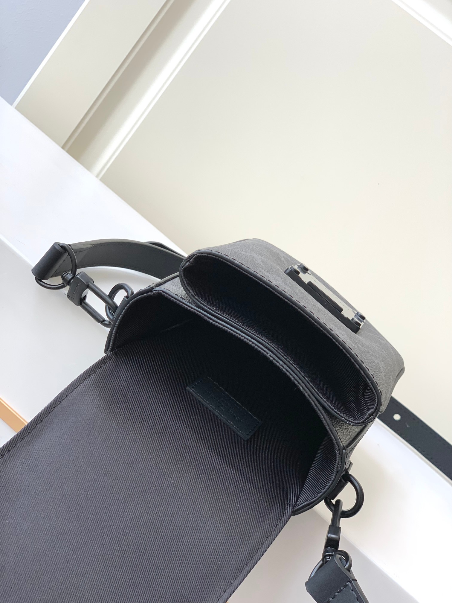  LOUIS VUITTON 路易威登  LV 满印钩扣开合压纹皮革 托特包 斜挎包 单肩包 手提包 黑色 M82252