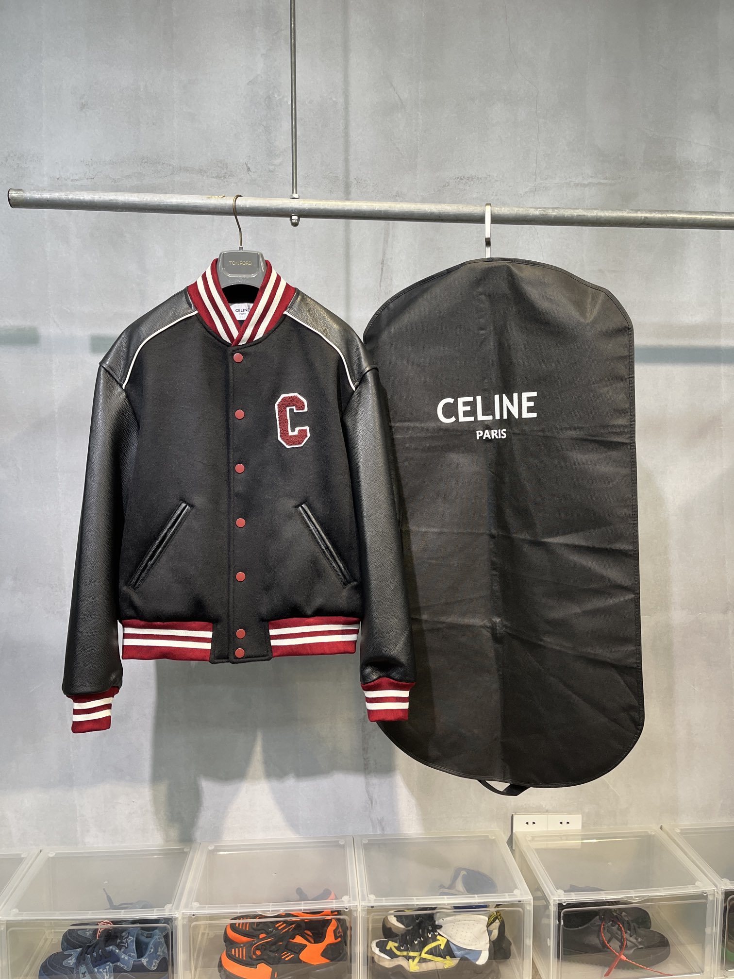  CELINE 赛琳 FW23 大C字母 Logo 学院风 棒球服  宽松 长袖 外套 羊毛 牛皮 皮衣 黑色 白红条纹  2V29T896C-14BU