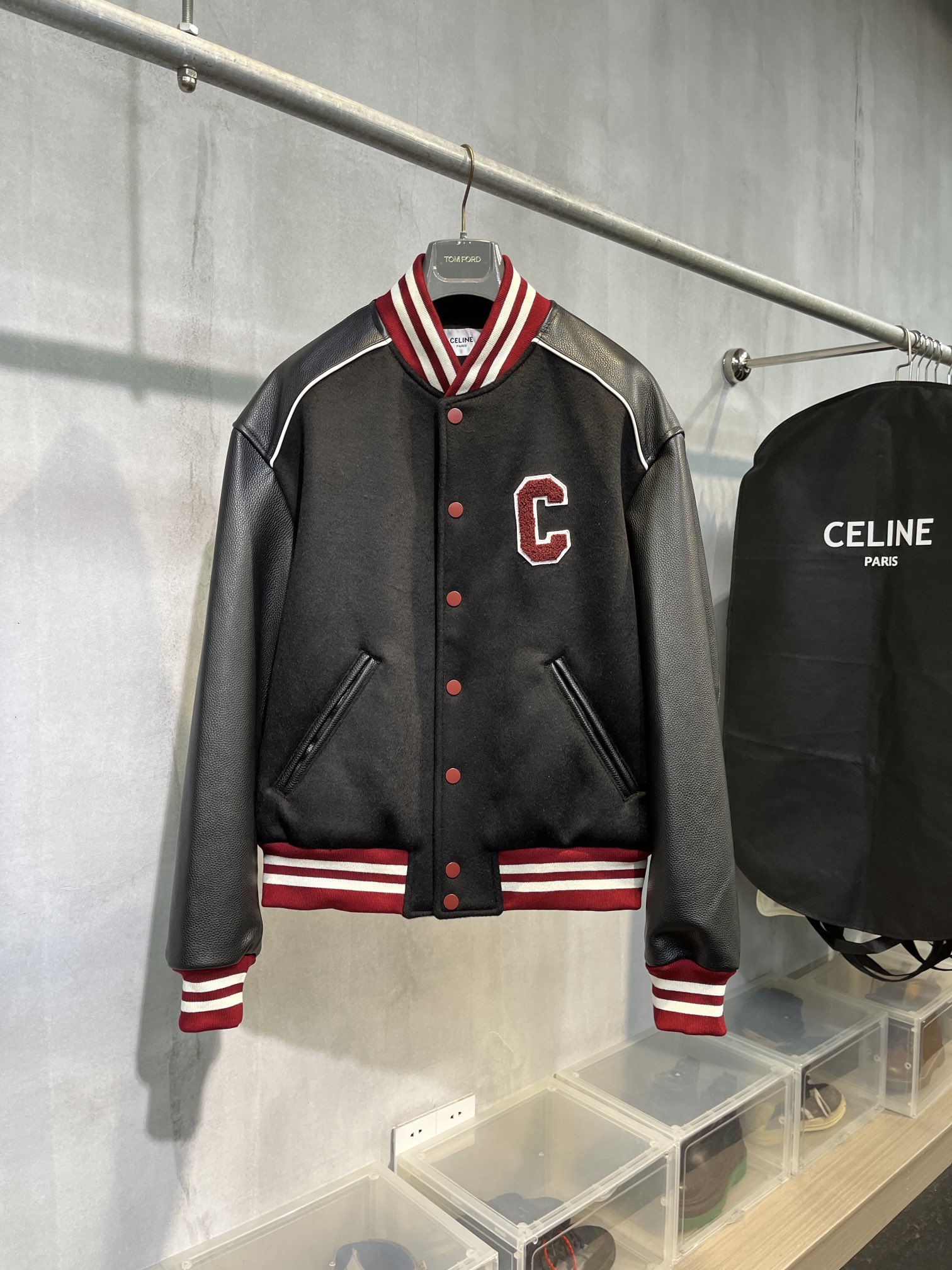  CELINE 赛琳 FW23 大C字母 Logo 学院风 棒球服  宽松 长袖 外套 羊毛 牛皮 皮衣 黑色 白红条纹  2V29T896C-14BU