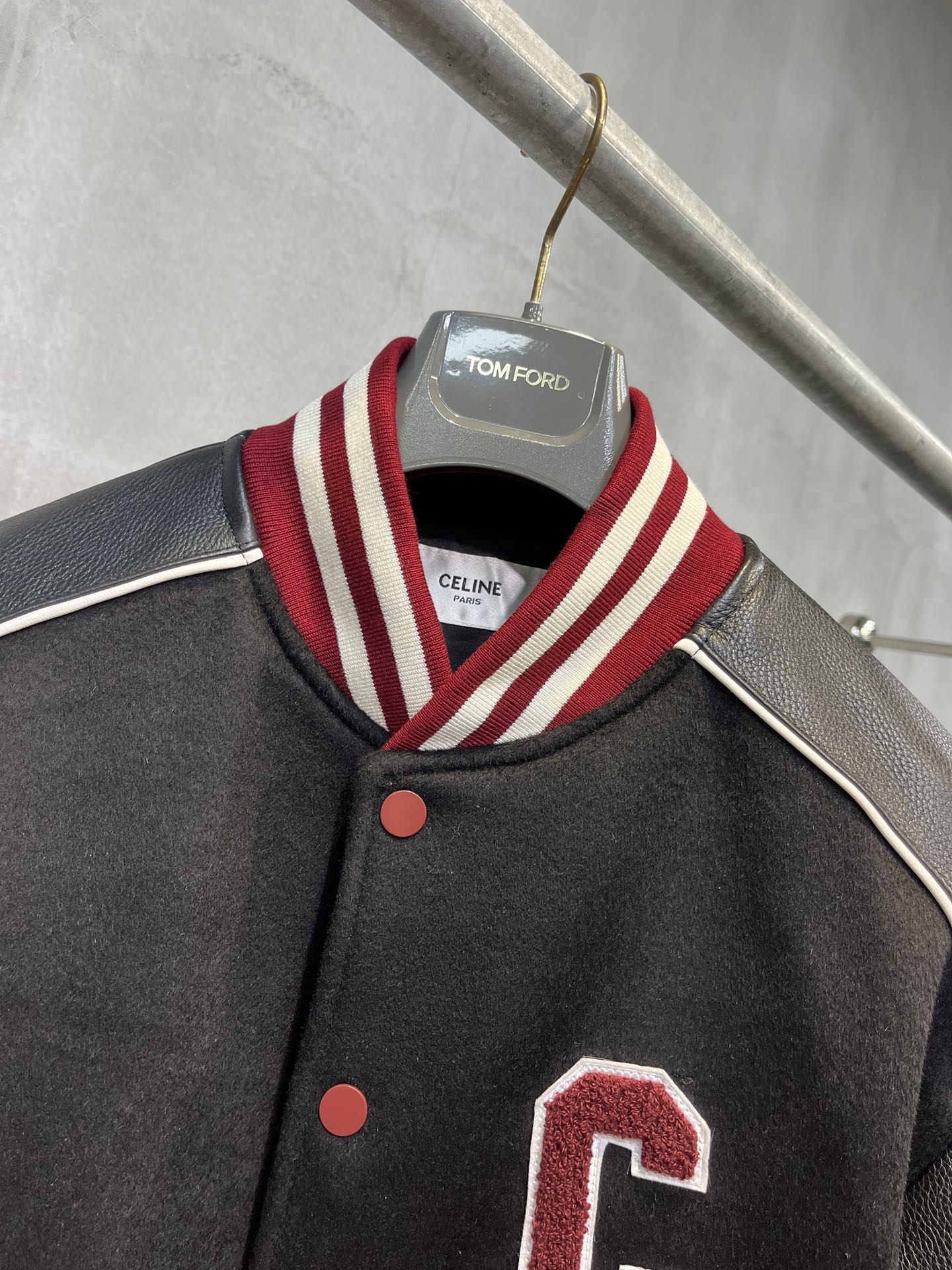  CELINE 赛琳 FW23 大C字母 Logo 学院风 棒球服  宽松 长袖 外套 羊毛 牛皮 皮衣 黑色 白红条纹  2V29T896C-14BU
