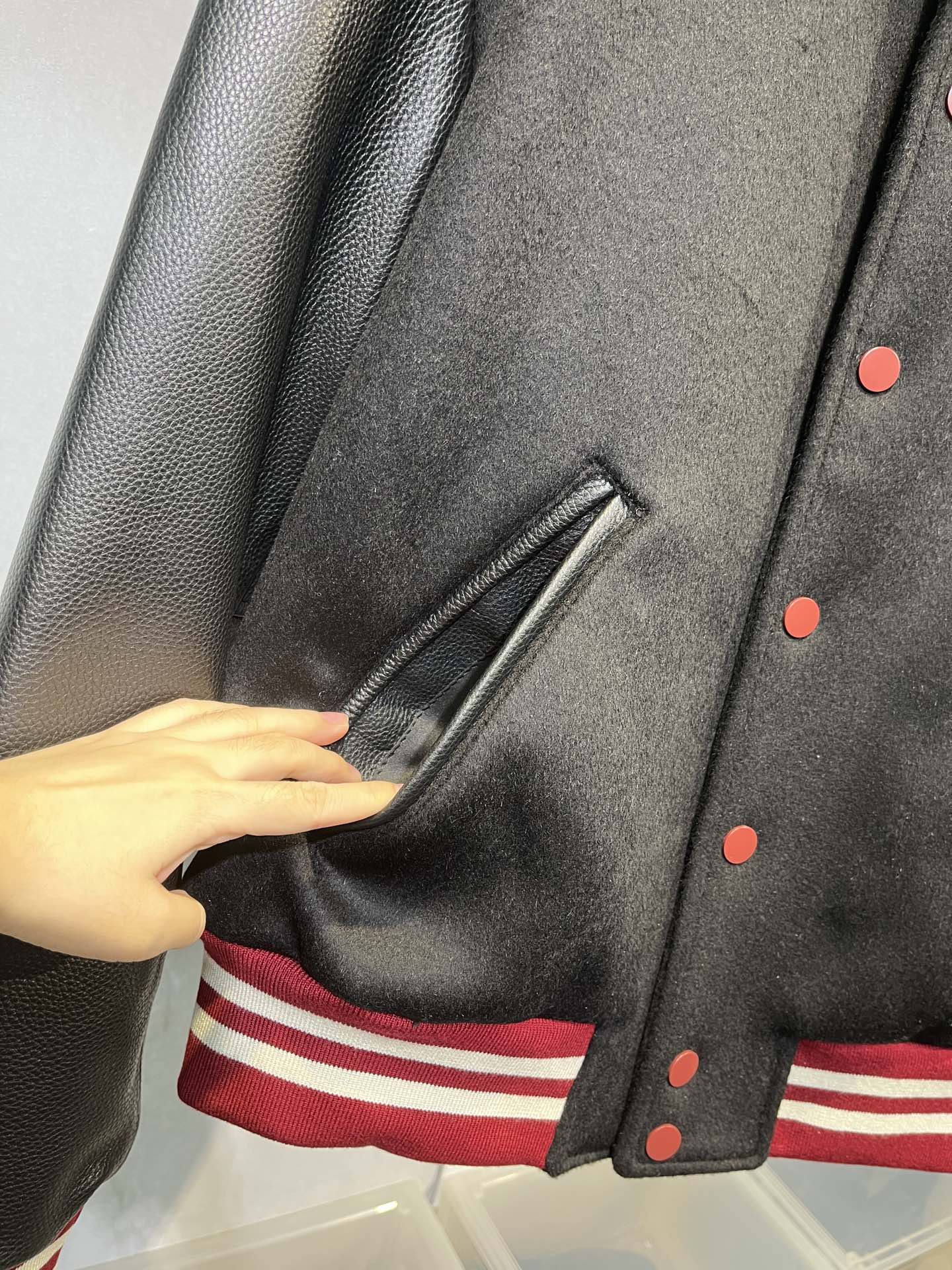  CELINE 赛琳 FW23 大C字母 Logo 学院风 棒球服  宽松 长袖 外套 羊毛 牛皮 皮衣 黑色 白红条纹  2V29T896C-14BU