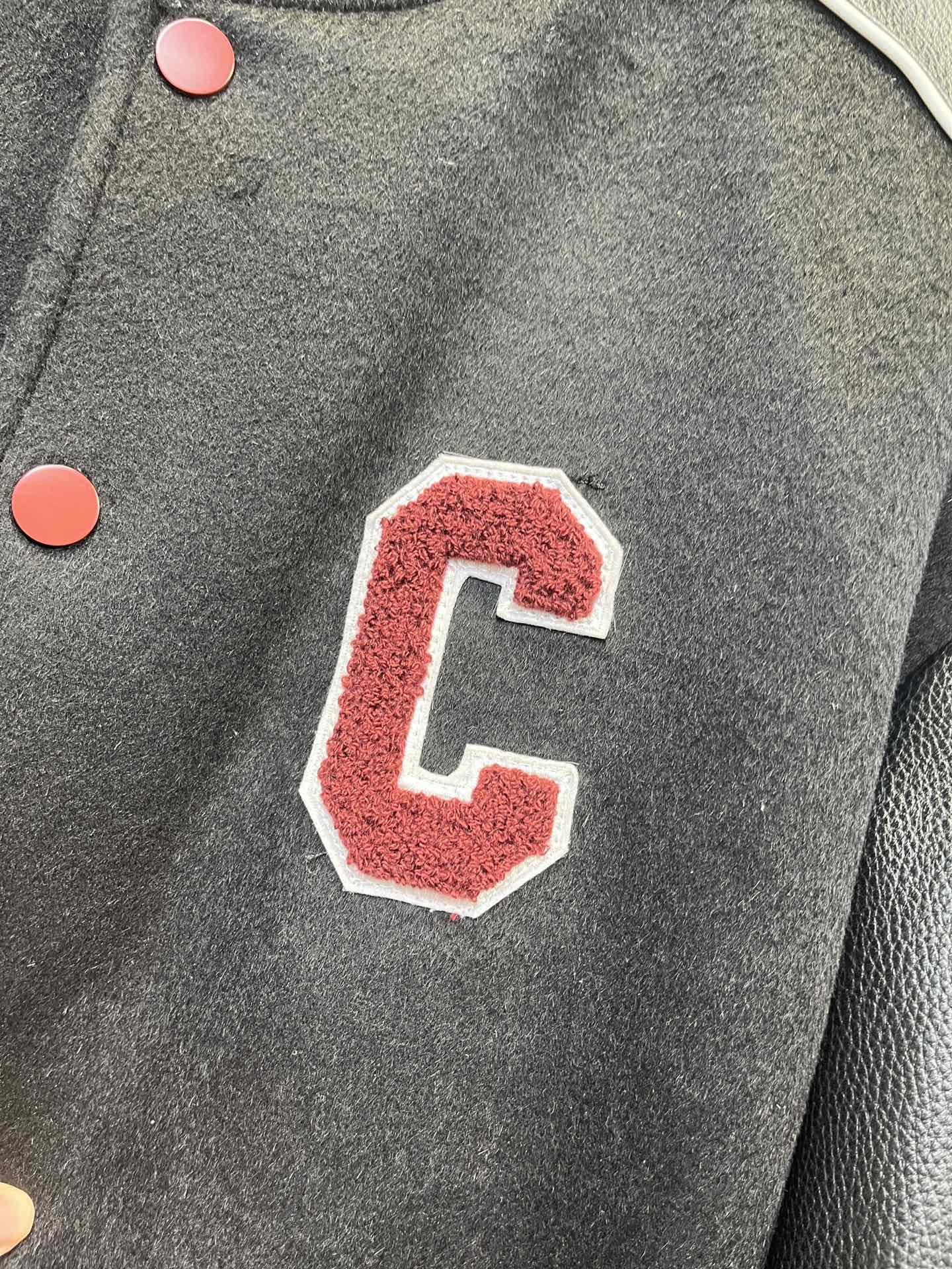  CELINE 赛琳 FW23 大C字母 Logo 学院风 棒球服  宽松 长袖 外套 羊毛 牛皮 皮衣 黑色 白红条纹  2V29T896C-14BU