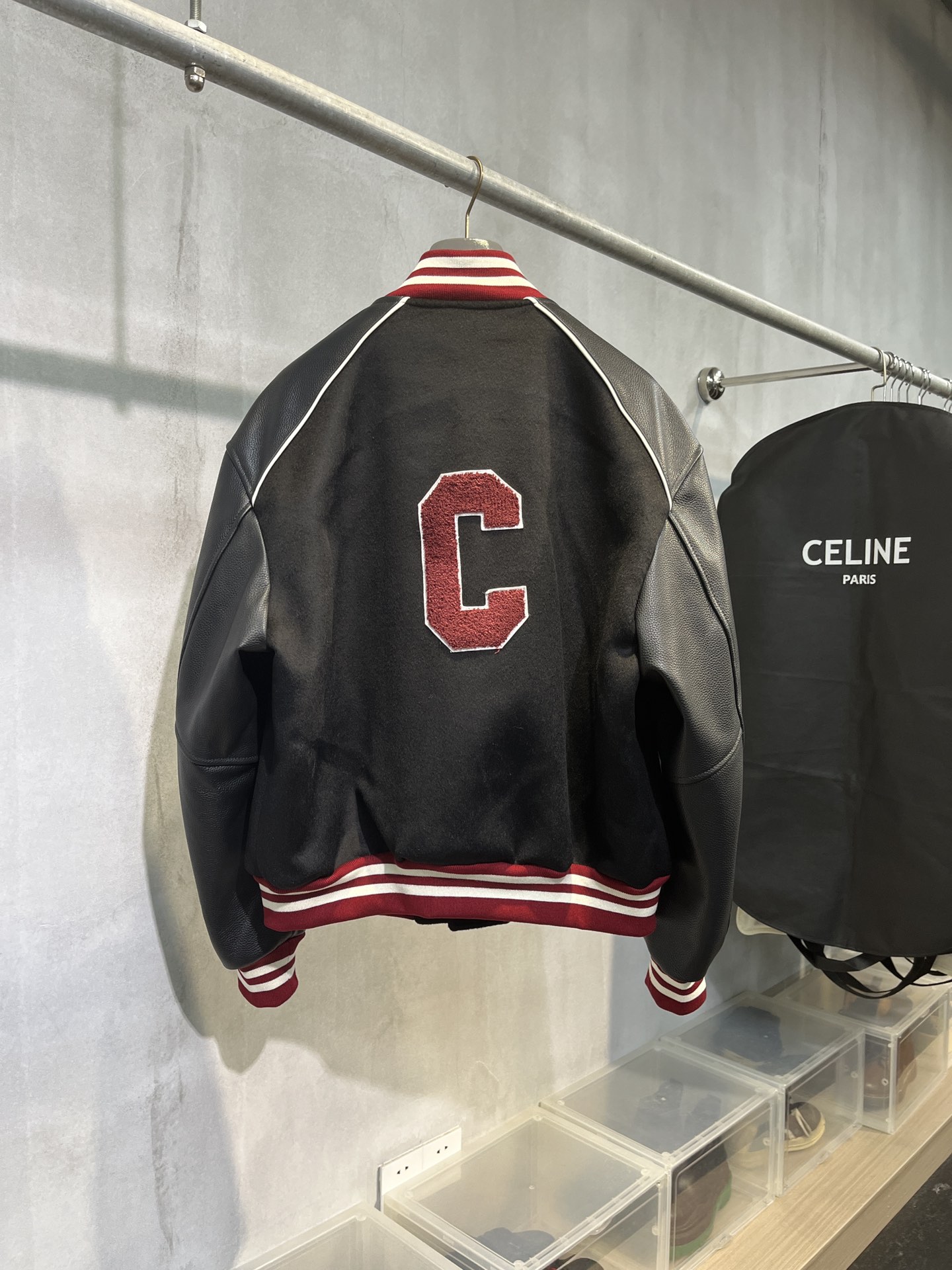  CELINE 赛琳 FW23 大C字母 Logo 学院风 棒球服  宽松 长袖 外套 羊毛 牛皮 皮衣 黑色 白红条纹  2V29T896C-14BU