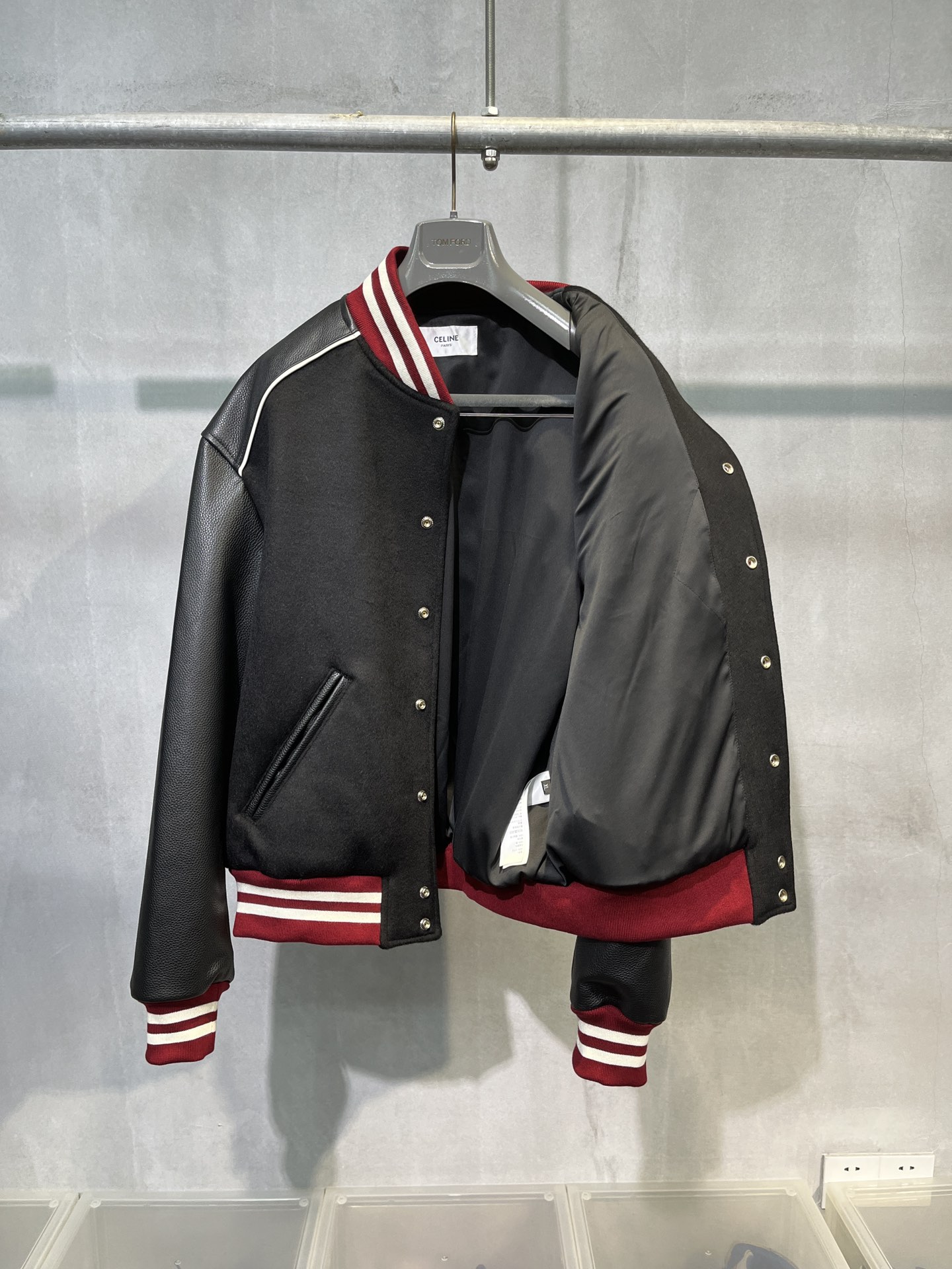  CELINE 赛琳 FW23 大C字母 Logo 学院风 棒球服  宽松 长袖 外套 羊毛 牛皮 皮衣 黑色 白红条纹  2V29T896C-14BU