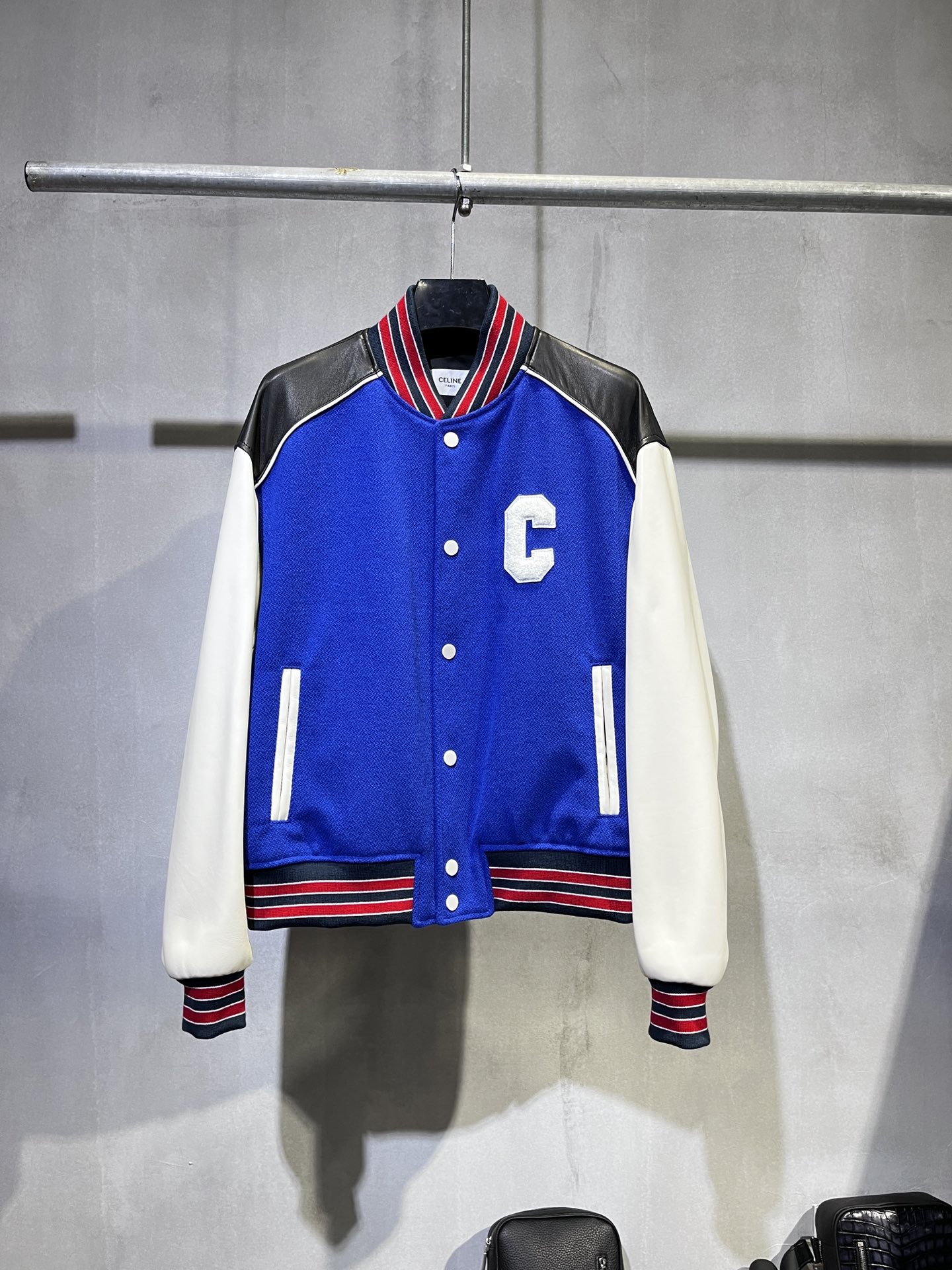 CELINE 赛琳 SS23 大C字母 Logo 学院风 棒球服  宽松 长袖 外套 羊毛 牛皮 皮衣 钴蓝色 2V56D896C-07CO