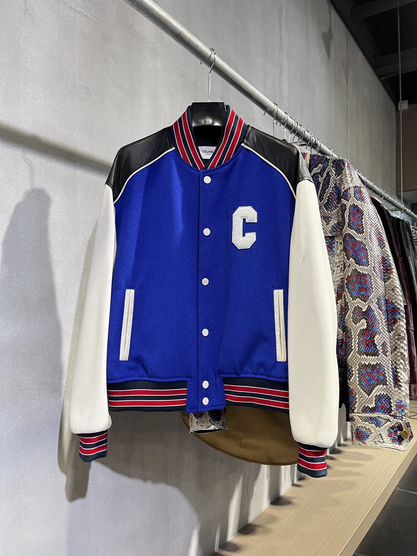  CELINE 赛琳 SS23 大C字母 Logo 学院风 棒球服  宽松 长袖 外套 羊毛 牛皮 皮衣 钴蓝色 2V56D896C-07CO