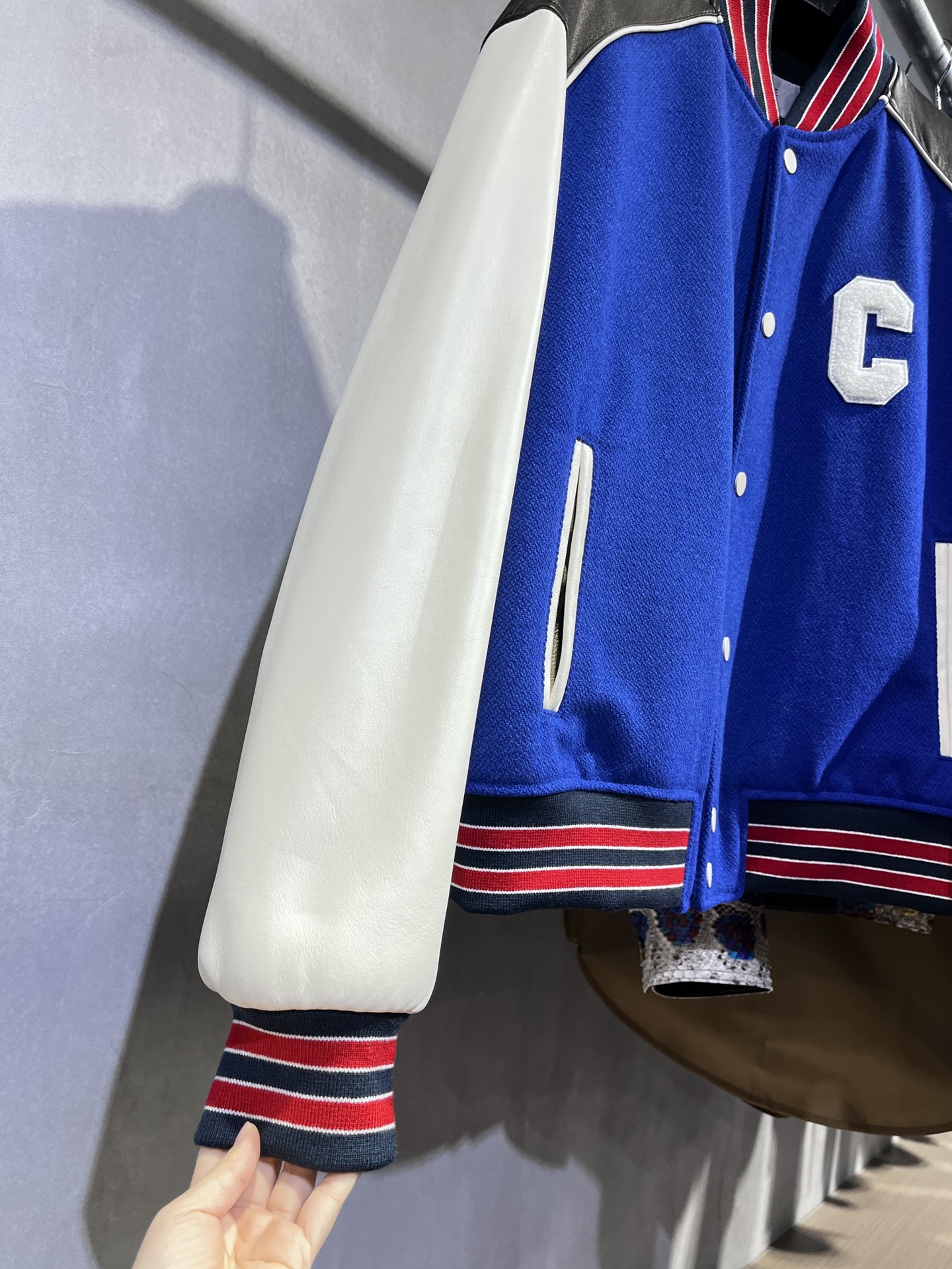  CELINE 赛琳 SS23 大C字母 Logo 学院风 棒球服  宽松 长袖 外套 羊毛 牛皮 皮衣 钴蓝色 2V56D896C-07CO