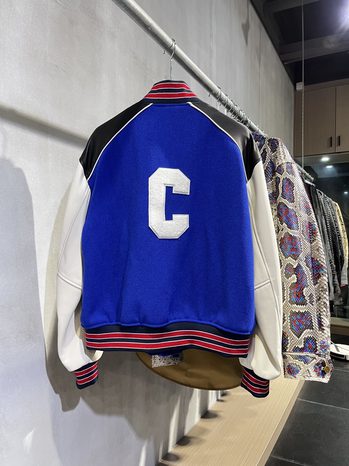  CELINE 赛琳 SS23 大C字母 Logo 学院风 棒球服  宽松 长袖 外套 羊毛 牛皮 皮衣 钴蓝色 2V56D896C-07CO