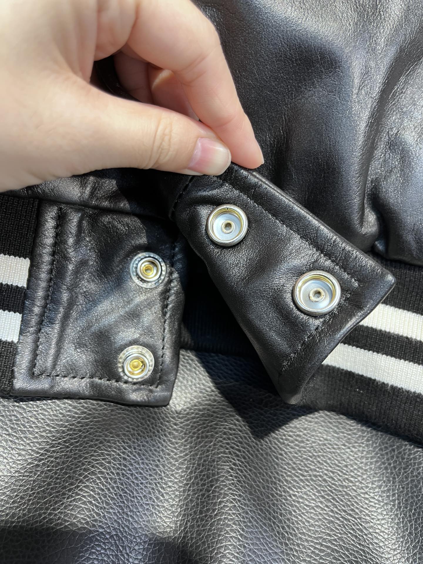  CELINE 赛琳 SS23 大C字母 Logo 条纹 单排扣 学院风 棒球服  宽松 长袖 外套  头层牛皮 皮衣 黑色 2EC24132O-38NI