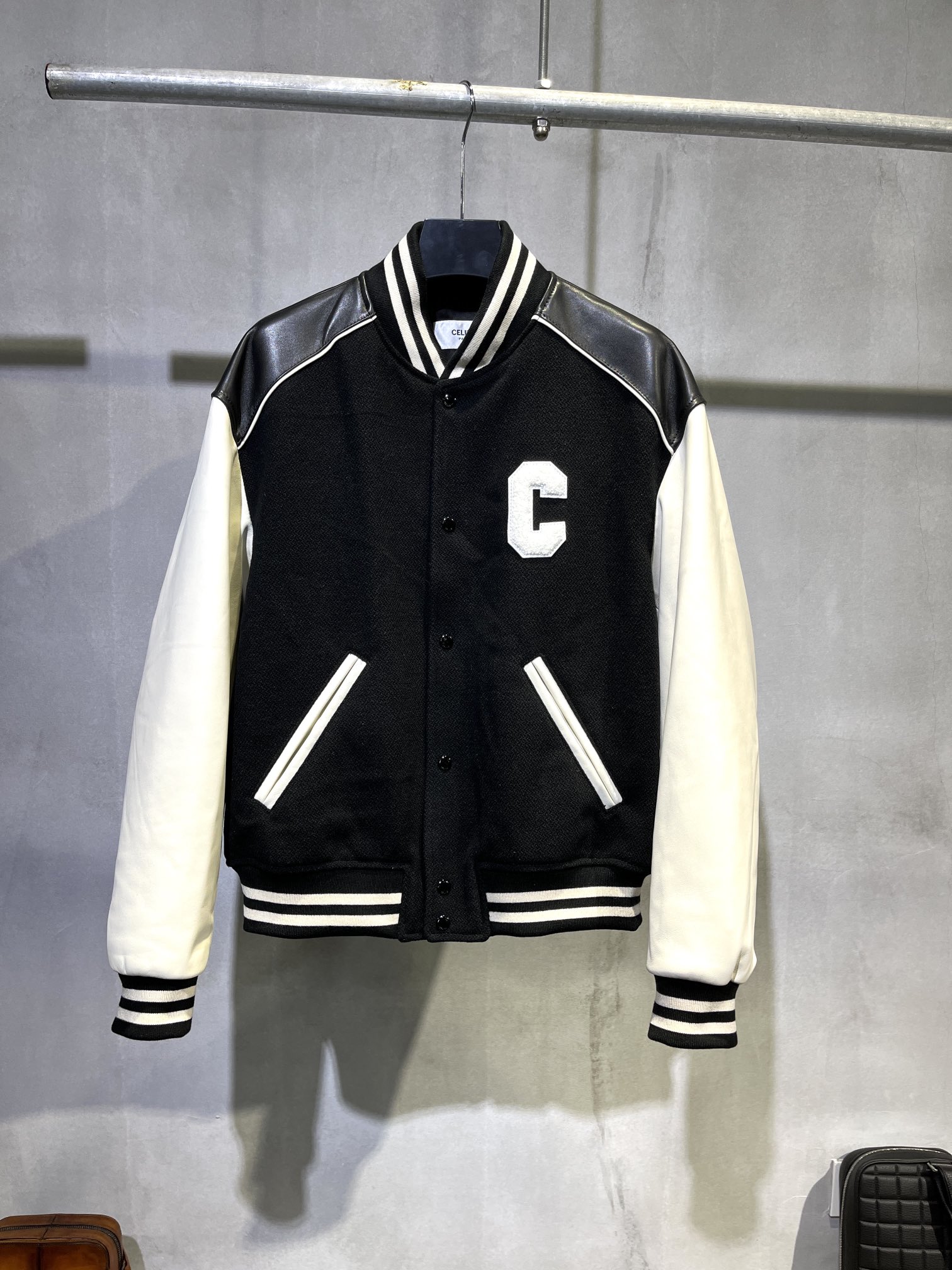 CELINE 赛琳 FW21 大C字母 Logo 学院风 棒球服  宽松 长袖 外套 羊毛 牛皮 皮衣 黑白 2V56D896C-38NO