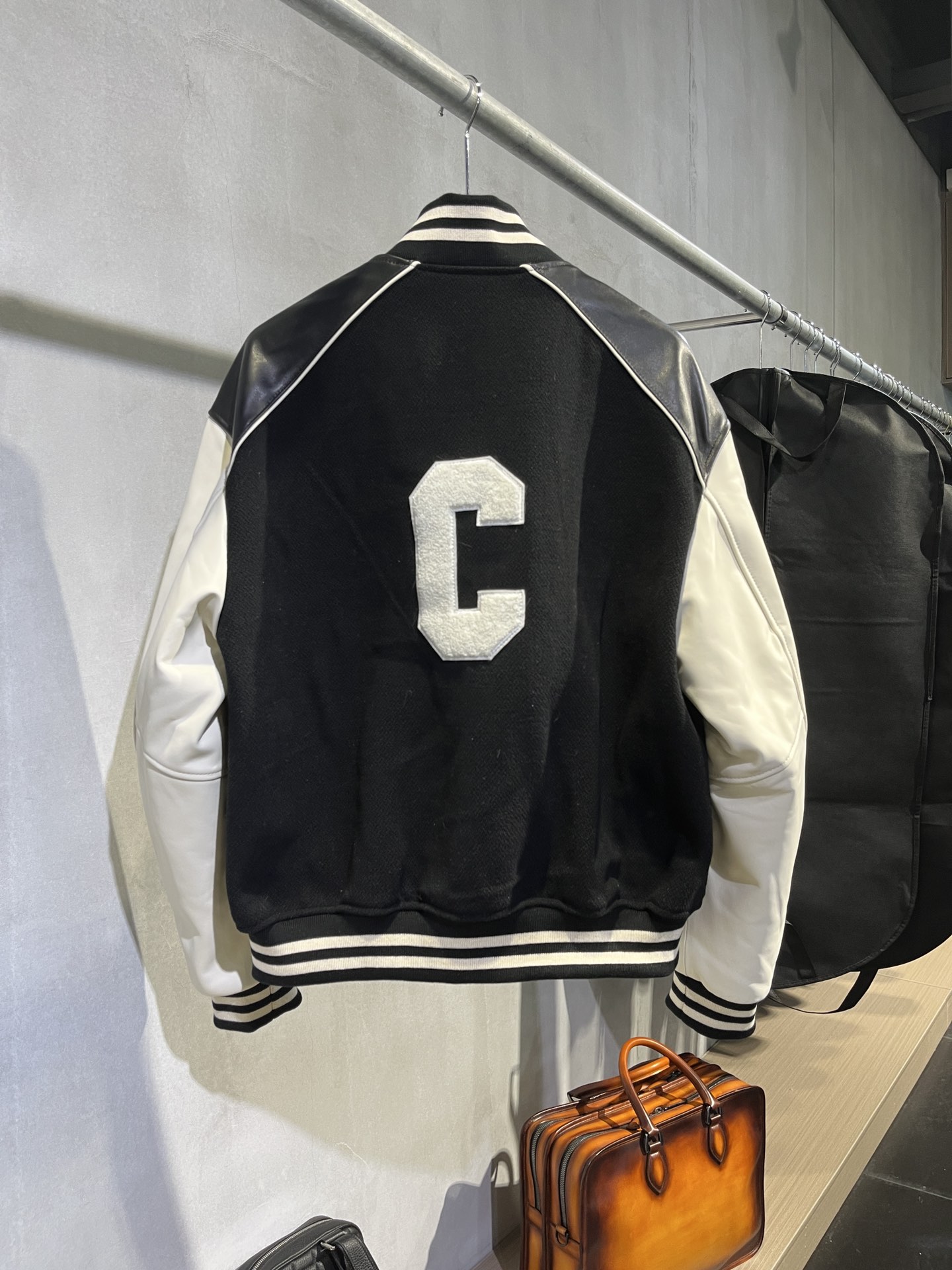 CELINE 赛琳 FW21 大C字母 Logo 学院风 棒球服  宽松 长袖 外套 羊毛 牛皮 皮衣 黑白 2V56D896C-38NO