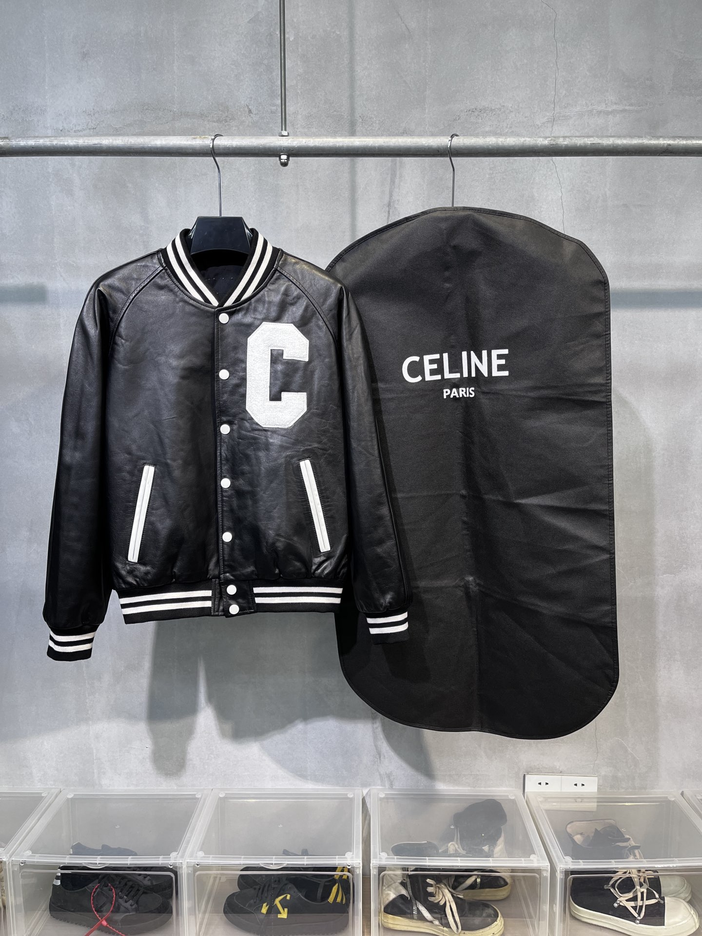  CELINE 赛琳 SS23 大C字母 Logo 条纹 单排扣 学院风 棒球服  宽松 长袖 外套  头层牛皮 皮衣 黑色 2EC24132O-38NI