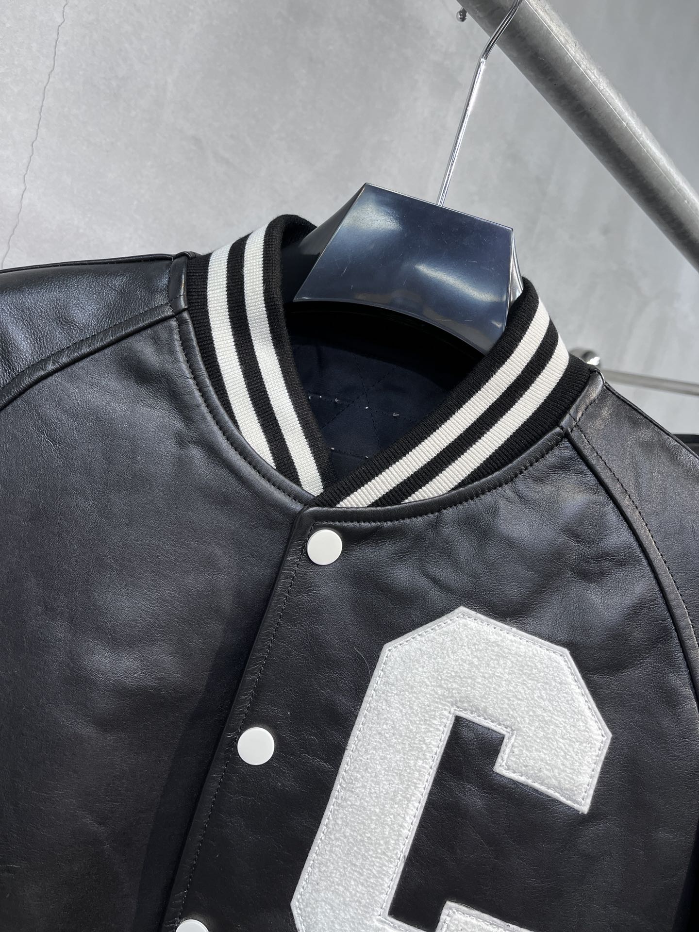  CELINE 赛琳 SS23 大C字母 Logo 条纹 单排扣 学院风 棒球服  宽松 长袖 外套  头层牛皮 皮衣 黑色 2EC24132O-38NI