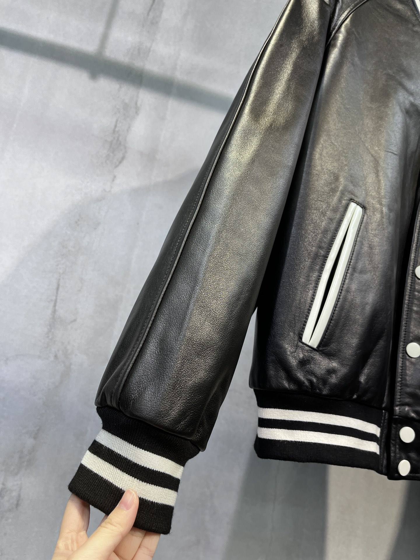  CELINE 赛琳 SS23 大C字母 Logo 条纹 单排扣 学院风 棒球服  宽松 长袖 外套  头层牛皮 皮衣 黑色 2EC24132O-38NI