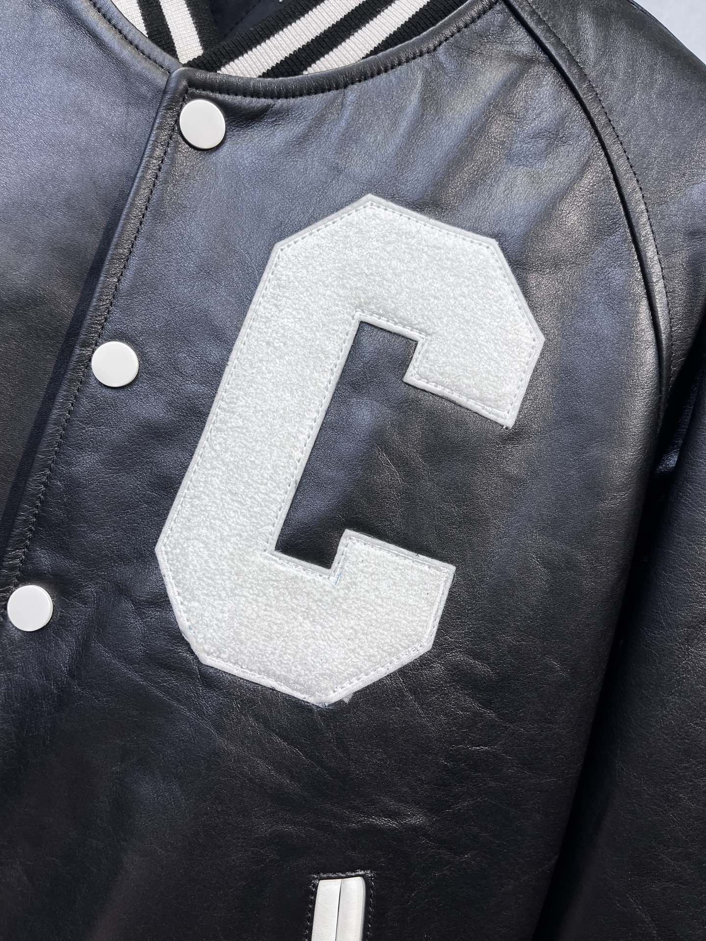  CELINE 赛琳 SS23 大C字母 Logo 条纹 单排扣 学院风 棒球服  宽松 长袖 外套  头层牛皮 皮衣 黑色 2EC24132O-38NI
