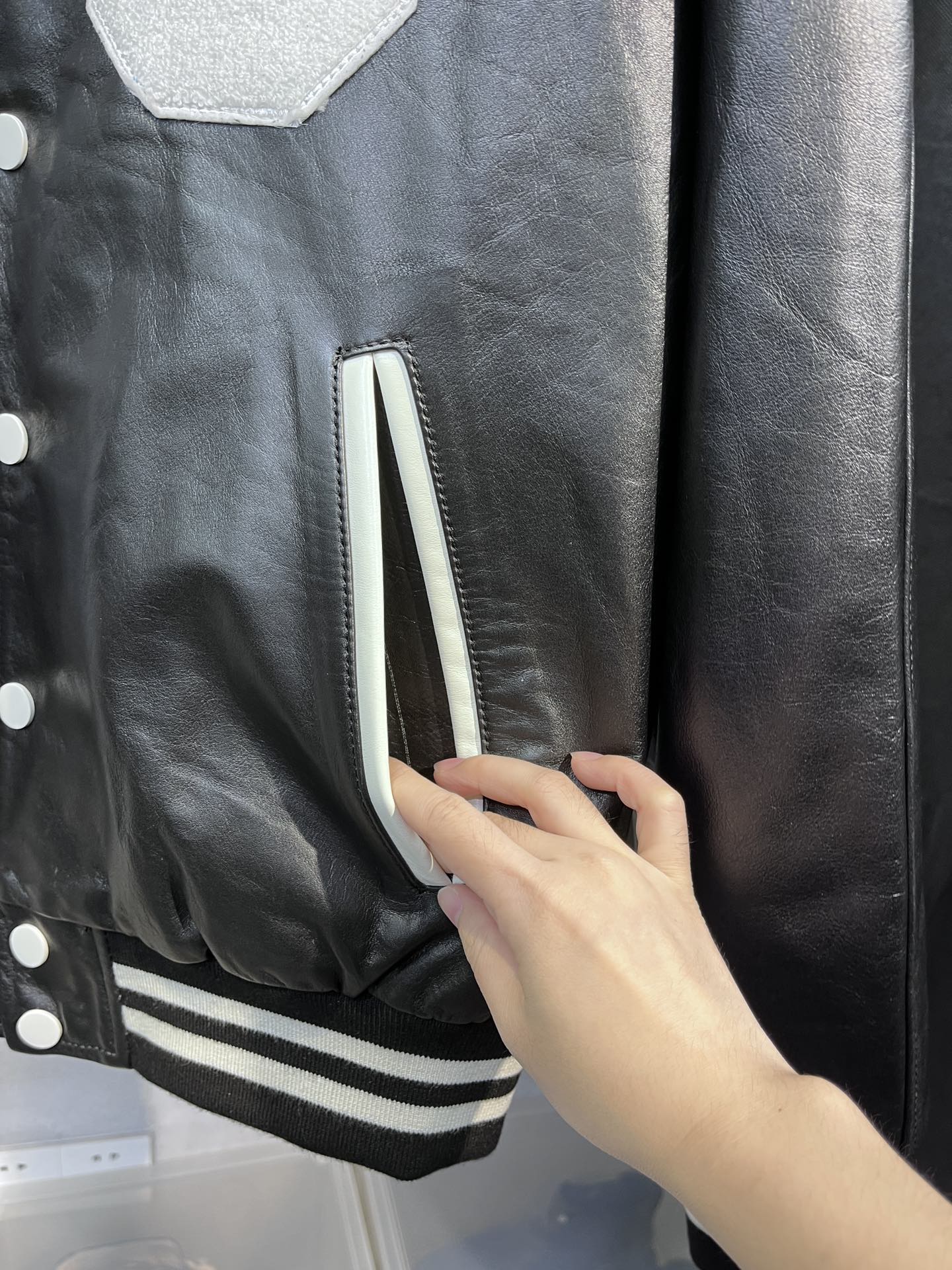  CELINE 赛琳 SS23 大C字母 Logo 条纹 单排扣 学院风 棒球服  宽松 长袖 外套  头层牛皮 皮衣 黑色 2EC24132O-38NI