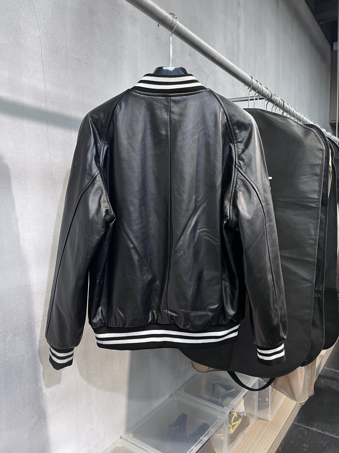  CELINE 赛琳 SS23 大C字母 Logo 条纹 单排扣 学院风 棒球服  宽松 长袖 外套  头层牛皮 皮衣 黑色 2EC24132O-38NI