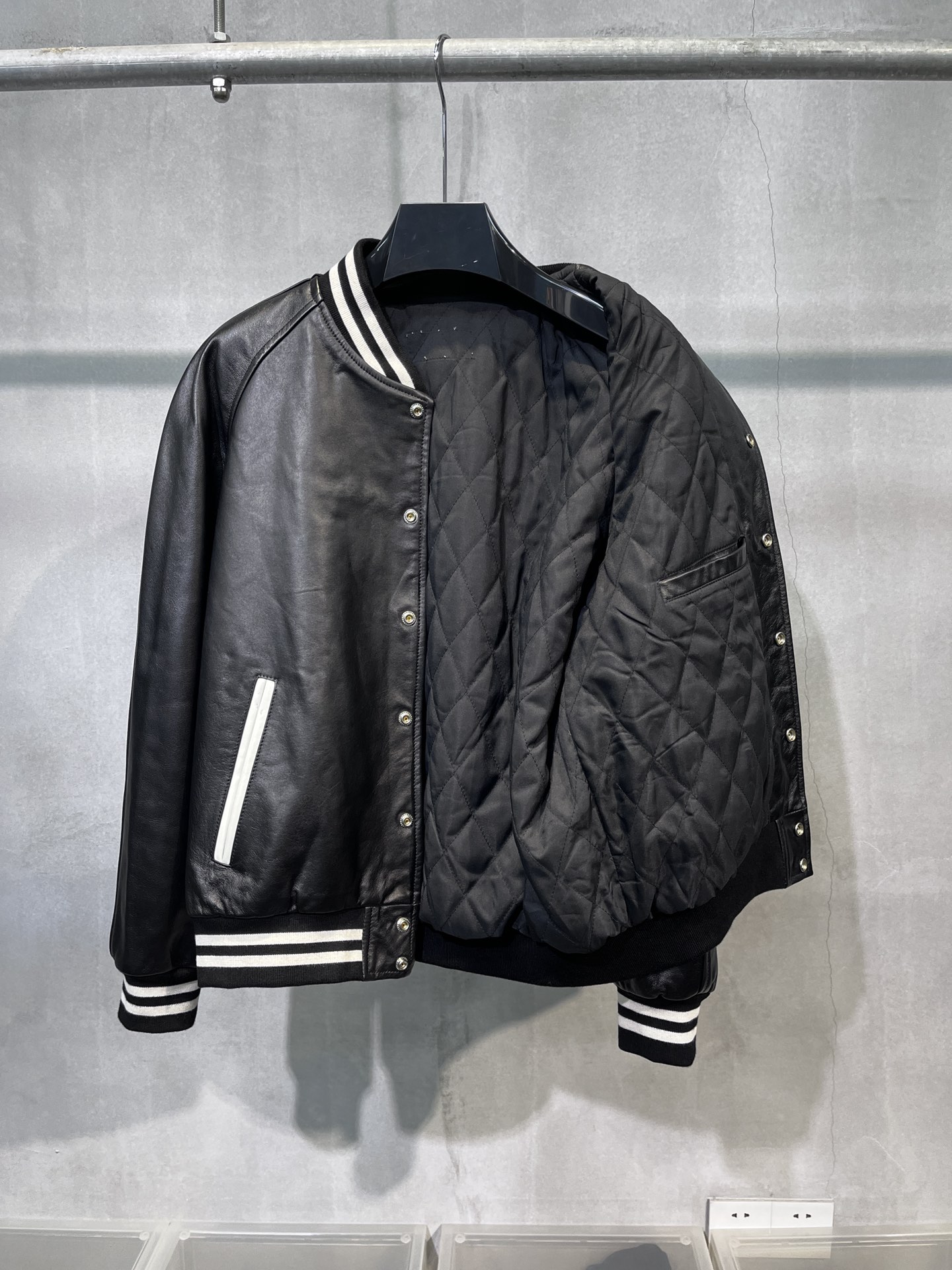  CELINE 赛琳 SS23 大C字母 Logo 条纹 单排扣 学院风 棒球服  宽松 长袖 外套  头层牛皮 皮衣 黑色 2EC24132O-38NI