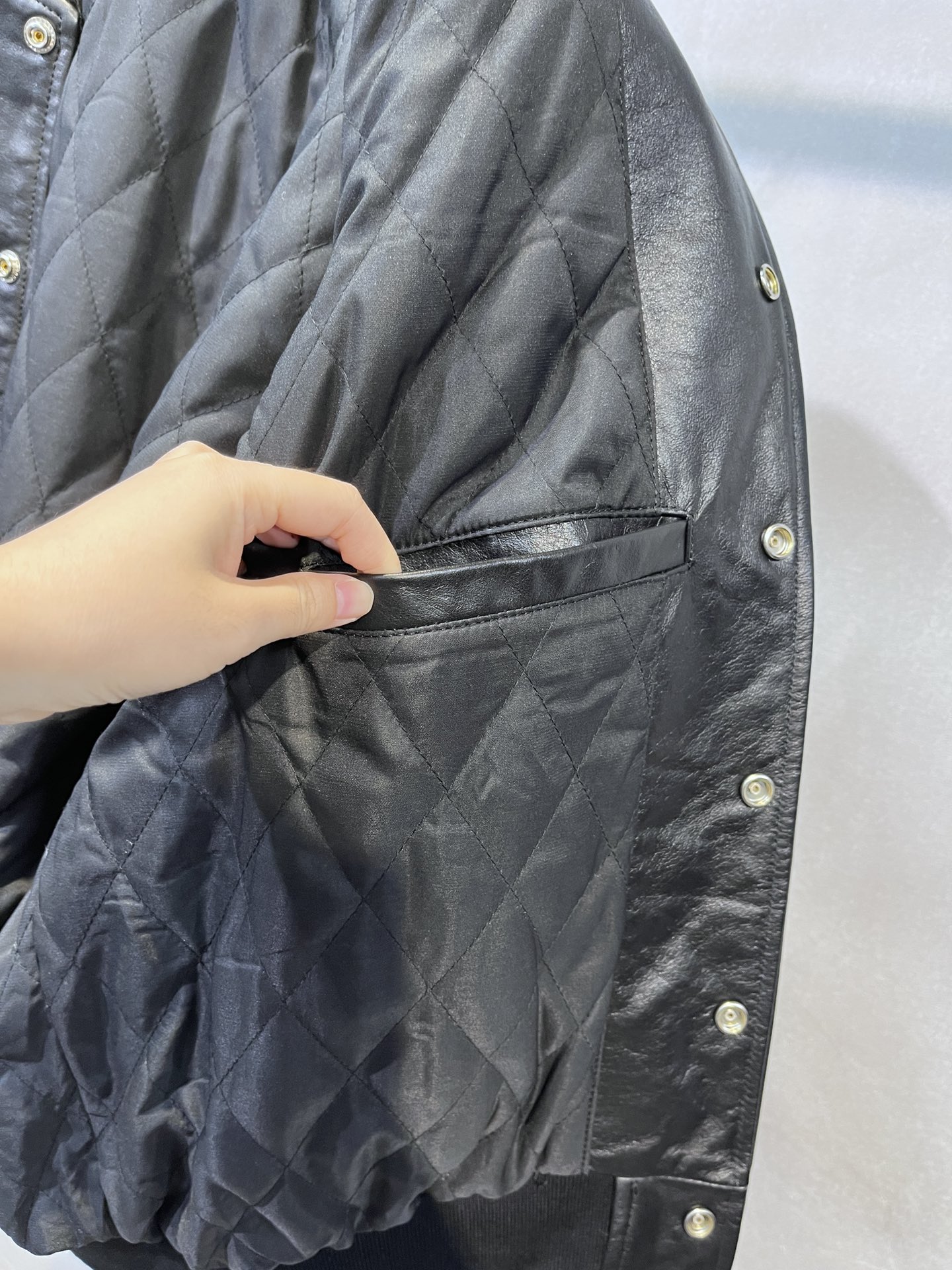  CELINE 赛琳 SS23 大C字母 Logo 条纹 单排扣 学院风 棒球服  宽松 长袖 外套  头层牛皮 皮衣 黑色 2EC24132O-38NI