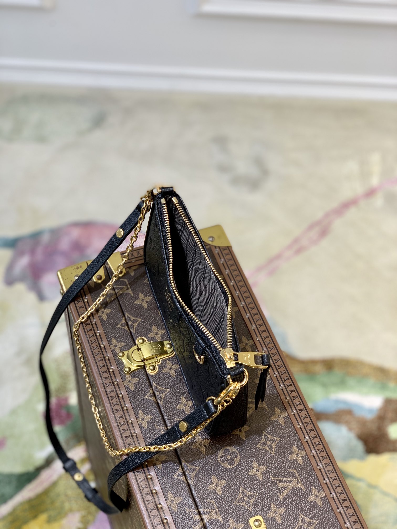  LOUIS VUITTON 路易威登 Easy Pouch On Strap 属件D形环拉链开合老花压纹牛皮革 斜挎包 单肩包 手提包 黑色 M80349