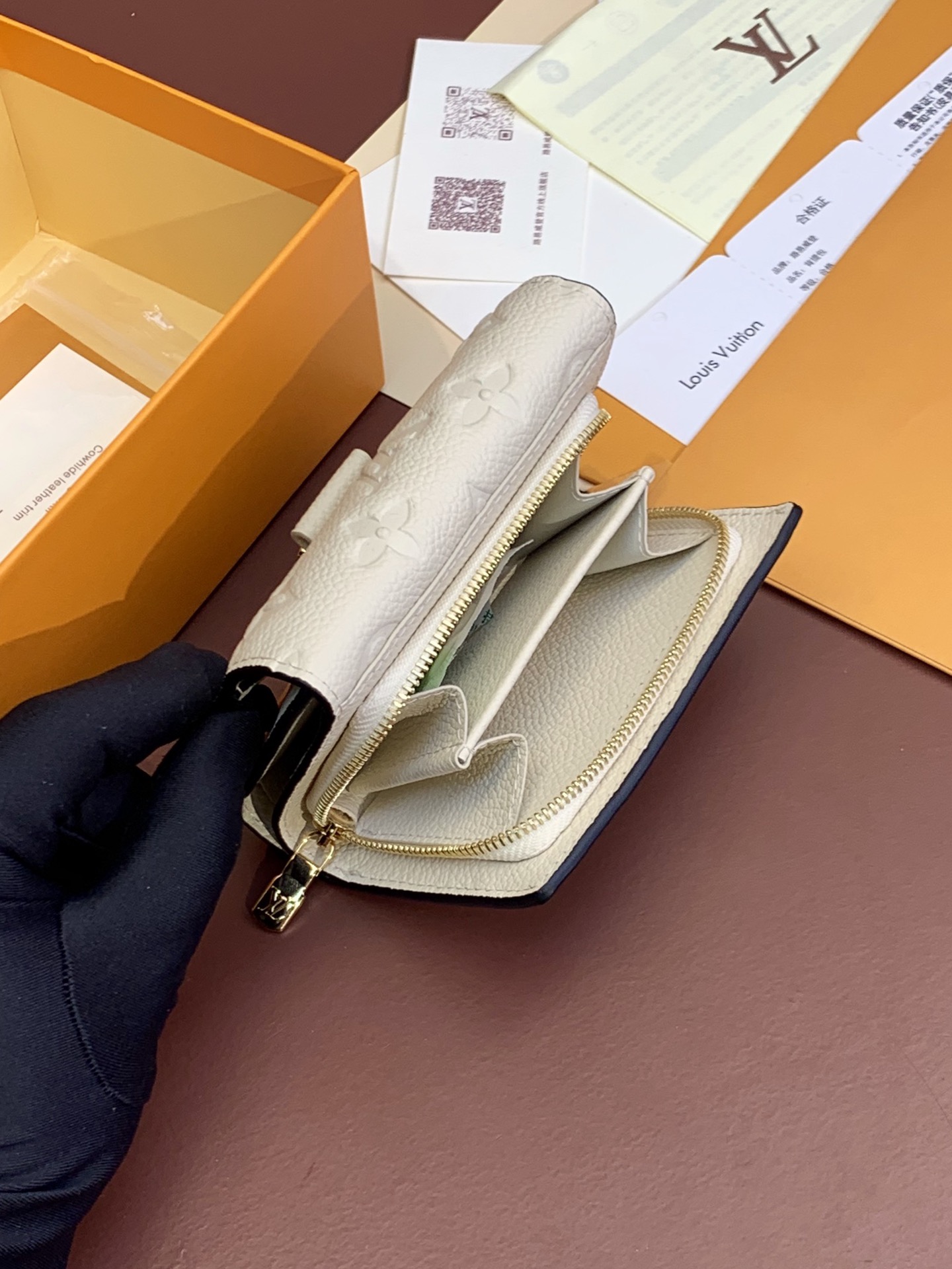  LOUIS VUITTON 路易威登  水波纹  短夹 小牛皮 钱夹 钱包 男女同款 黑色   M60662