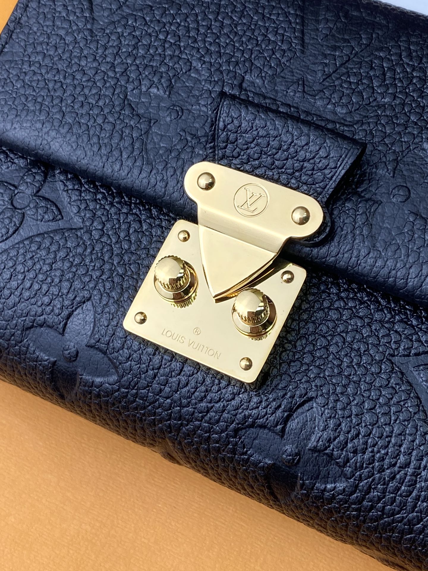  LOUIS VUITTON 路易威登  水波纹  短夹 小牛皮 钱夹 钱包 男女同款 黑色   M60662