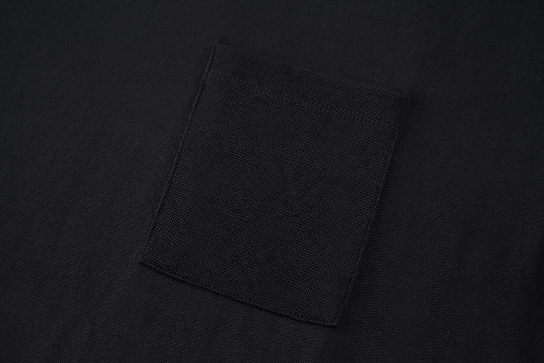 LOUIS VUITTON 路易威登 暗纹口袋拼接圆领短袖 T恤 上衣 夏款 黑色 1AFPT6