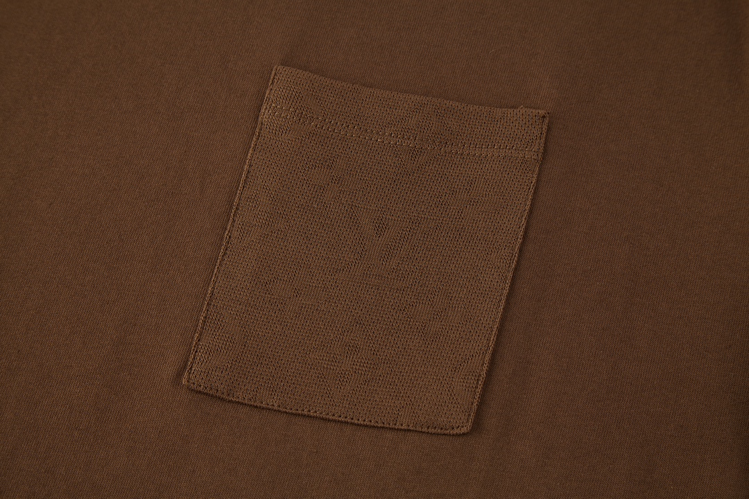 LOUIS VUITTON 路易威登 暗纹口袋拼接圆领短袖 T恤 上衣 夏款 巧克力色 1AFPT6