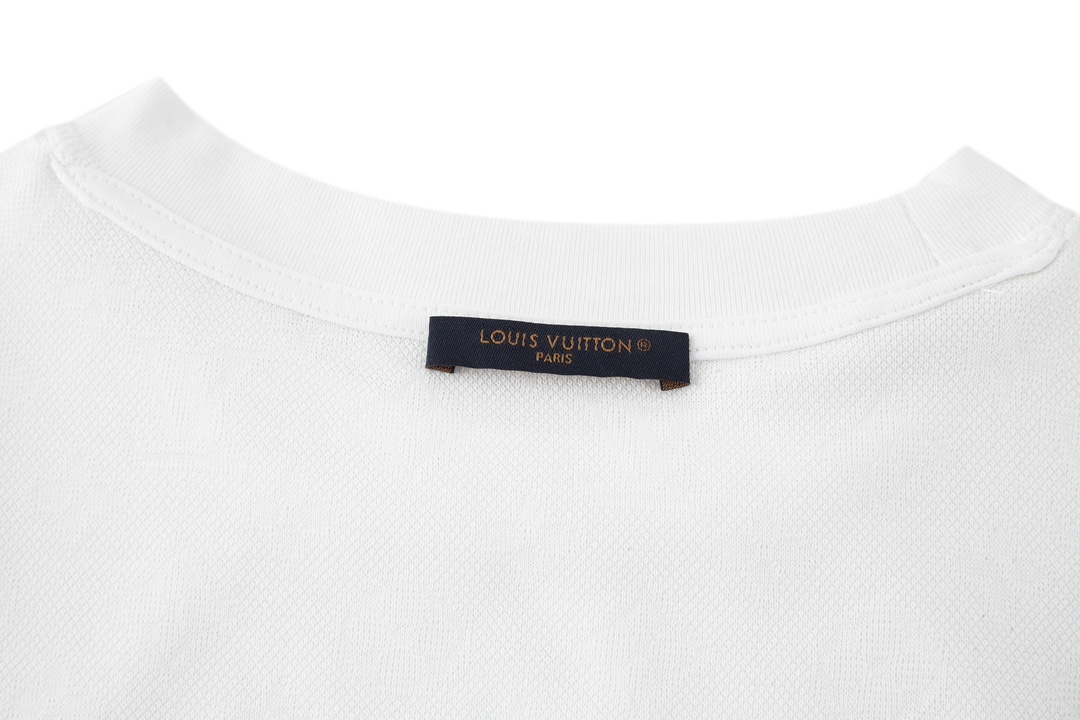 LOUIS VUITTON 路易威登 暗纹口袋拼接圆领短袖 T恤 上衣 夏款 白色 1AFPT6