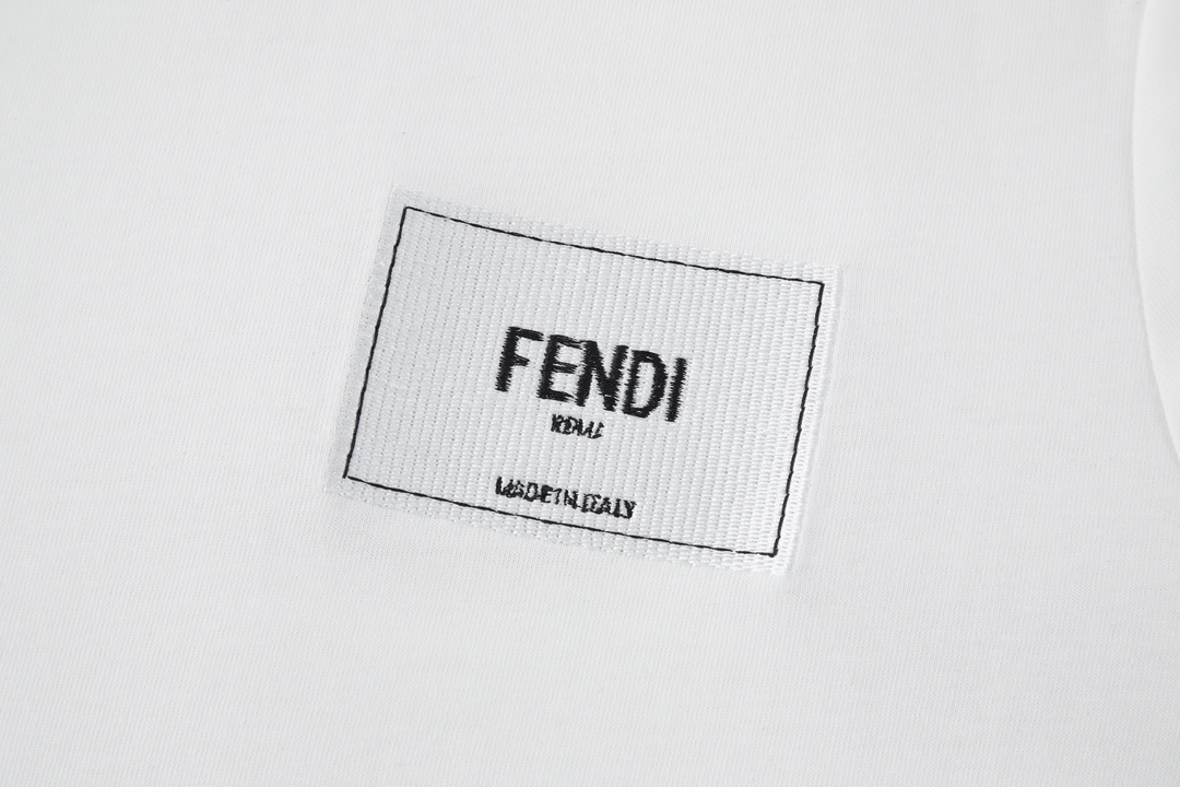 FENDI 芬迪 纯色logo刺绣胸标 T恤 短袖 上衣 夏款 白色 FY0894A9RLF0QA1