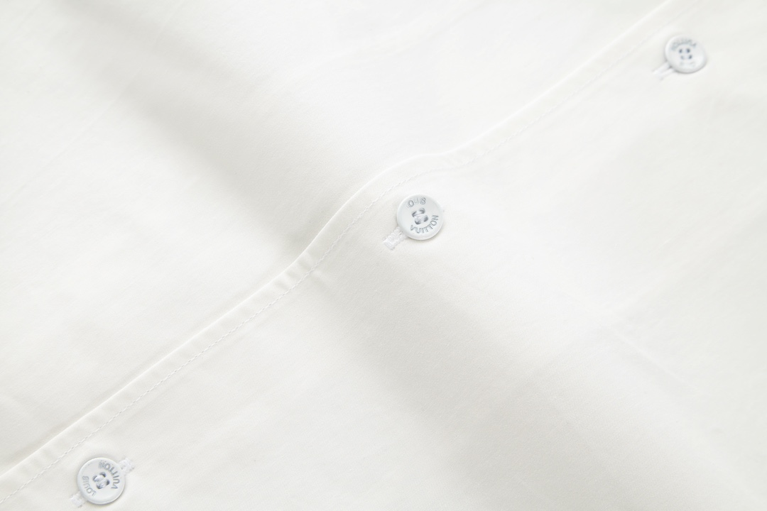 LOUIS VUITTON 路易威登 SSS24 字母花卉刺绣衬衫短袖 上衣 夏款 白色 1AFJDJ