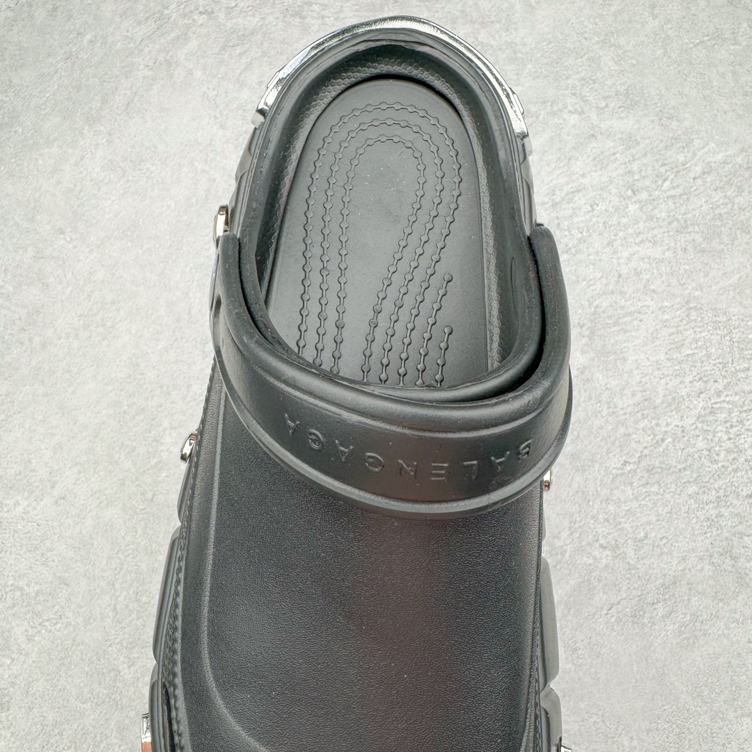 BALENCIAGA  Crocs HardCrocs Sandal 卡骆驰   白色 洞洞鞋 凉鞋 室内外 拖鞋 沙滩鞋 黑银金属铆钉”687398 W1S8N 1081