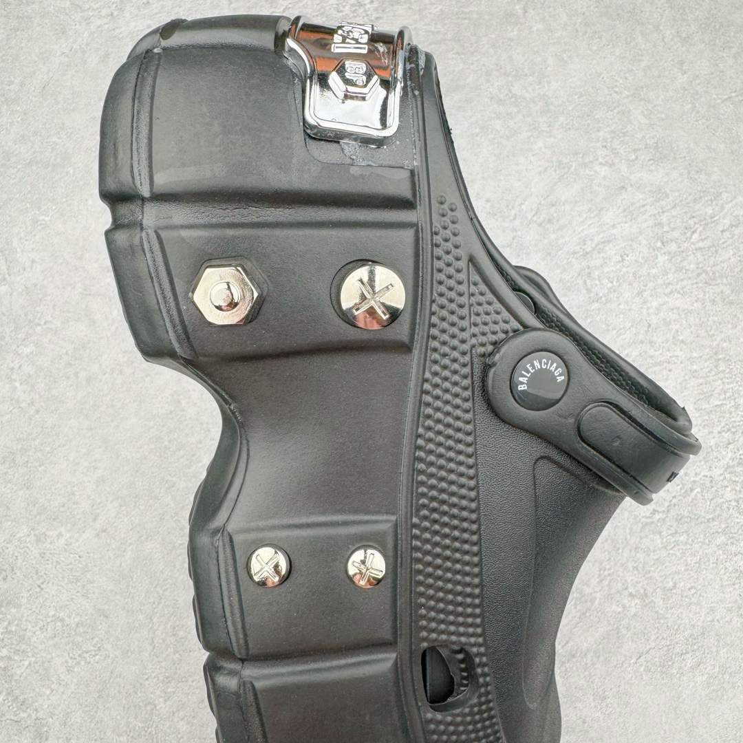 BALENCIAGA  Crocs HardCrocs Sandal 卡骆驰   白色 洞洞鞋 凉鞋 室内外 拖鞋 沙滩鞋 黑银金属铆钉”687398 W1S8N 1081