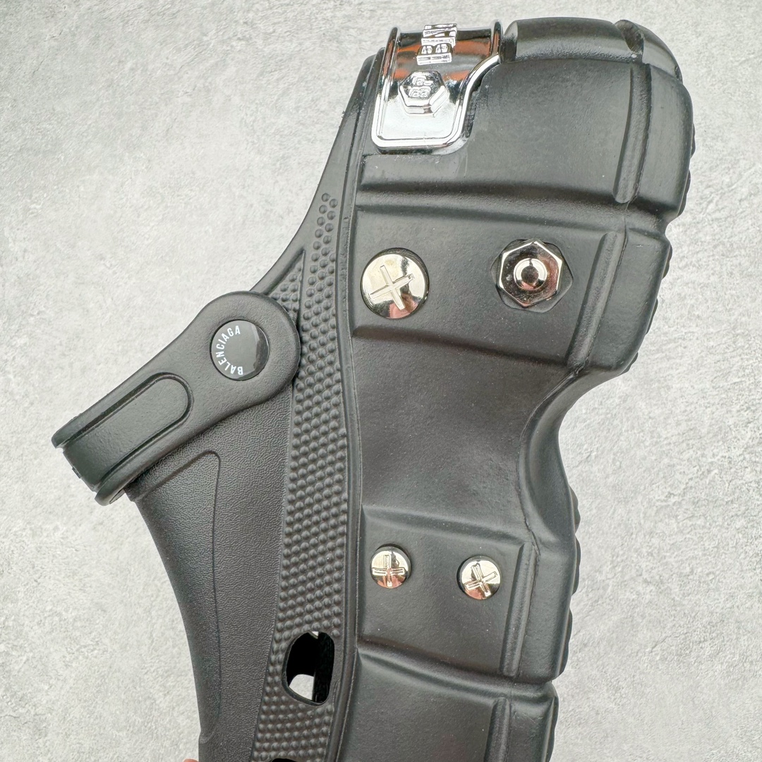 BALENCIAGA  Crocs HardCrocs Sandal 卡骆驰   白色 洞洞鞋 凉鞋 室内外 拖鞋 沙滩鞋 黑银金属铆钉”687398 W1S8N 1081