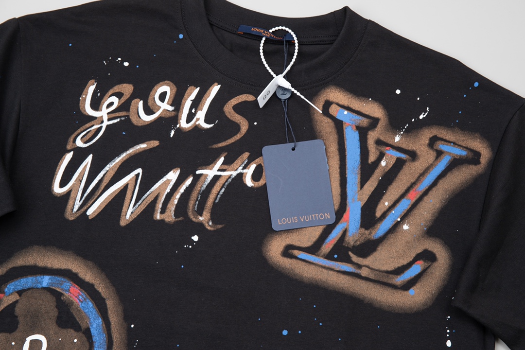  LOUIS VUITTON 全幅涂鸦水绘 路易威登  短袖 圆领 T 恤 上衣 夏款 白色  黑色