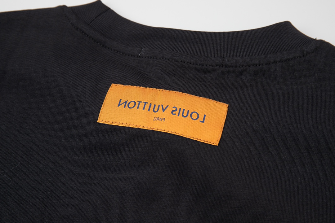  LOUIS VUITTON 全幅涂鸦水绘 路易威登  短袖 圆领 T 恤 上衣 夏款 白色  黑色