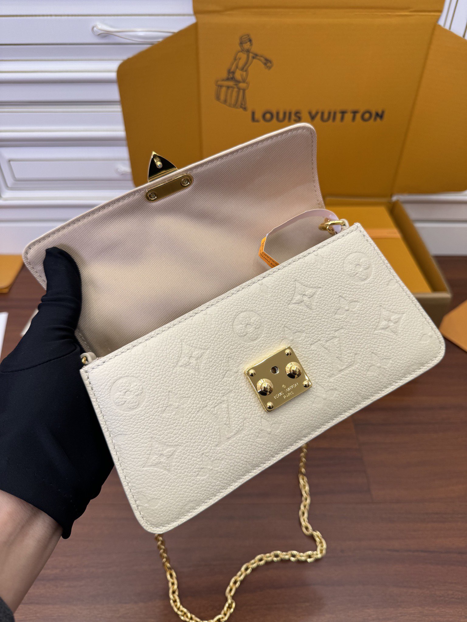 特级  LOUIS VUITTON 路易威登 Wallet On Chain Metis 可拆卸链条Slock 压纹粒面 牛皮革 斜挎包 单肩包 手提包 奶白色 M82836