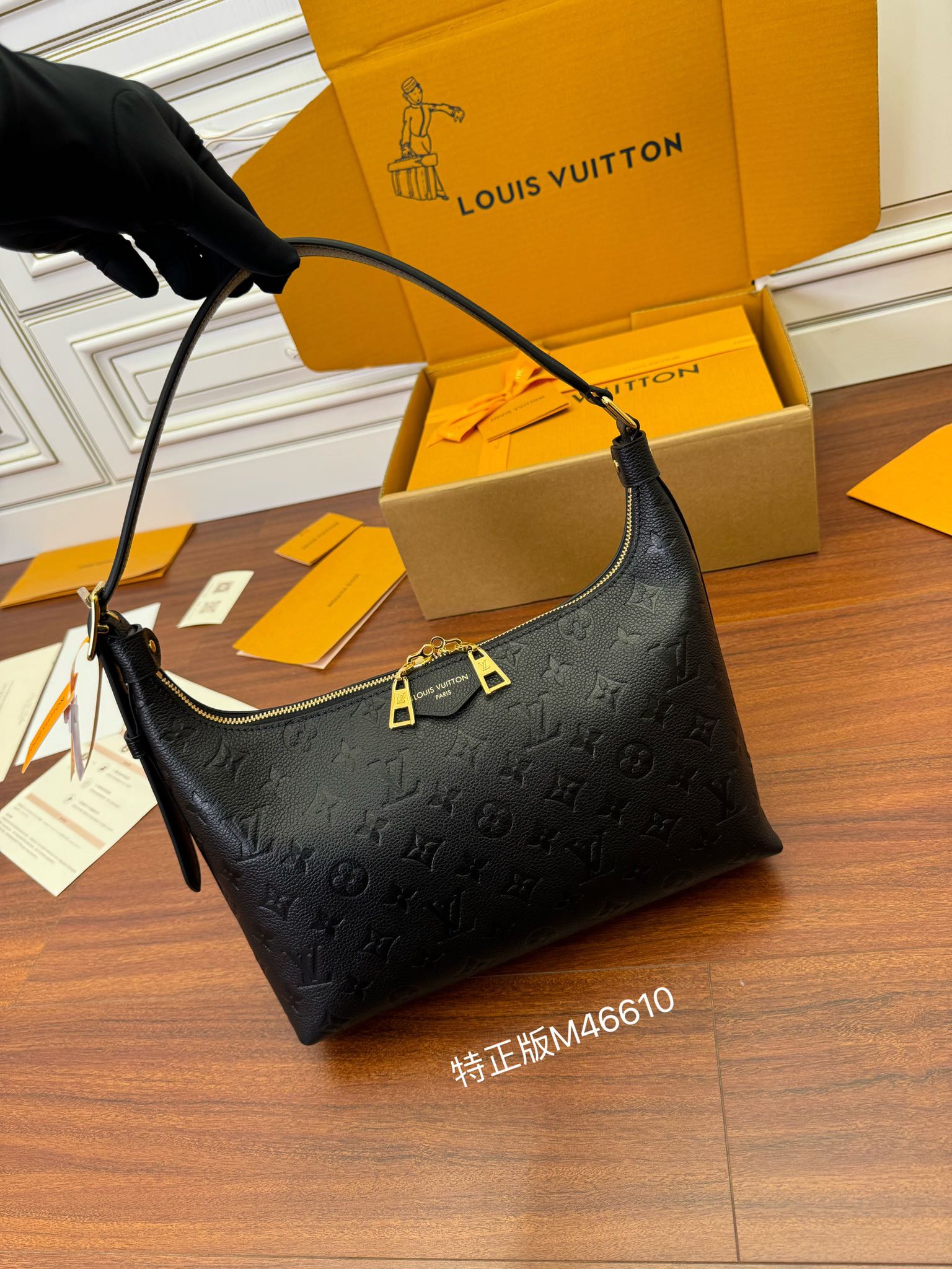  特级  LOUIS VUITTON 路易威登Sac Sport 可调节肩带 拉链开合 压花  牛皮革 斜挎包 单肩包 手提包 黑色 M46610