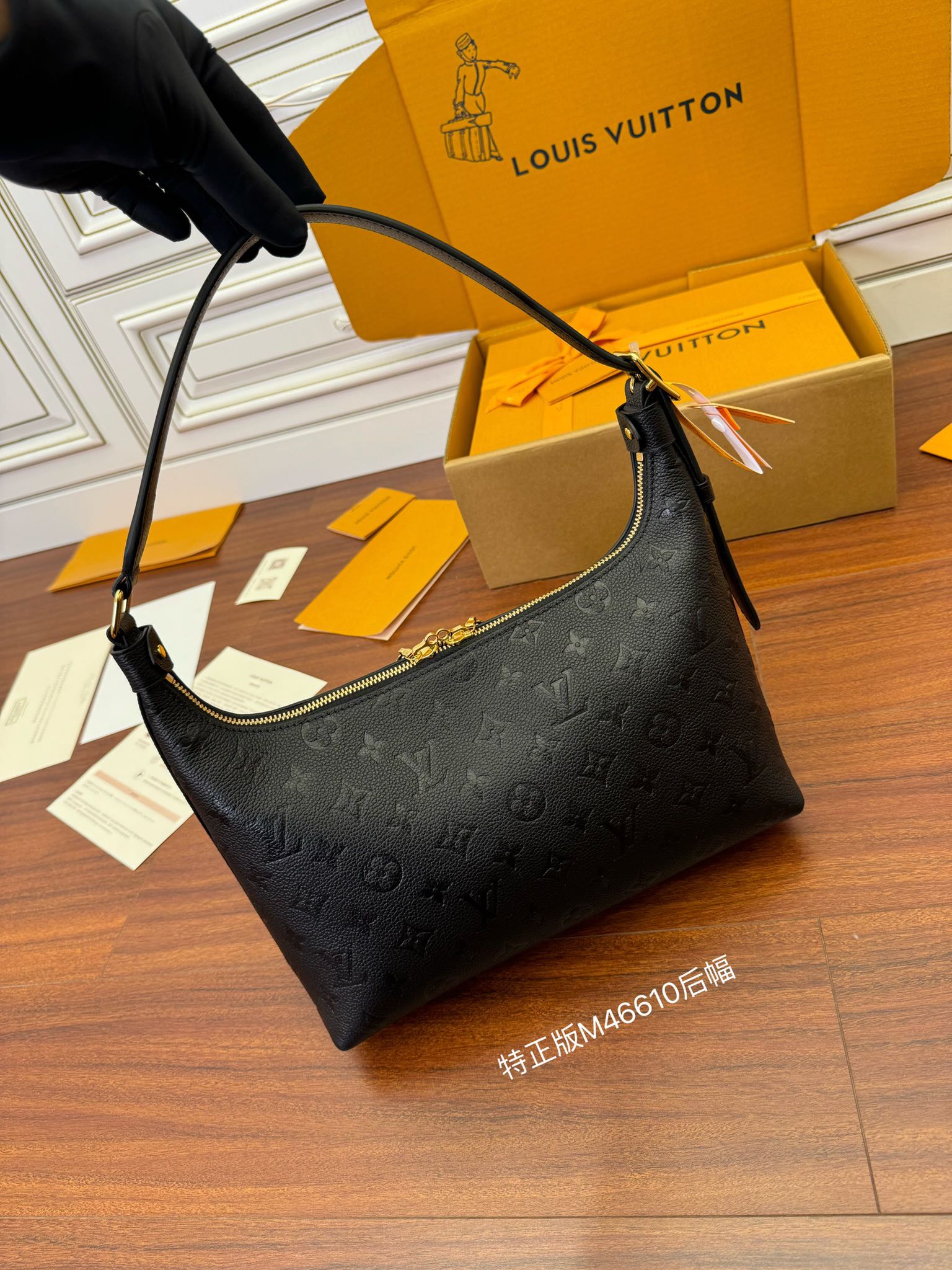  特级  LOUIS VUITTON 路易威登Sac Sport 可调节肩带 拉链开合 压花  牛皮革 斜挎包 单肩包 手提包 黑色 M46610