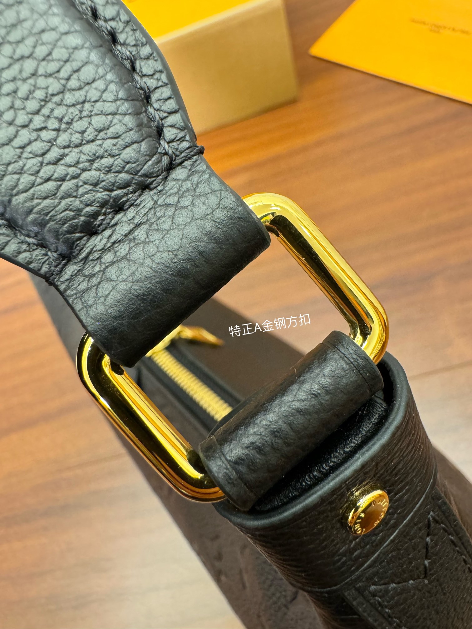  特级  LOUIS VUITTON 路易威登Sac Sport 可调节肩带 拉链开合 压花  牛皮革 斜挎包 单肩包 手提包 黑色 M46610