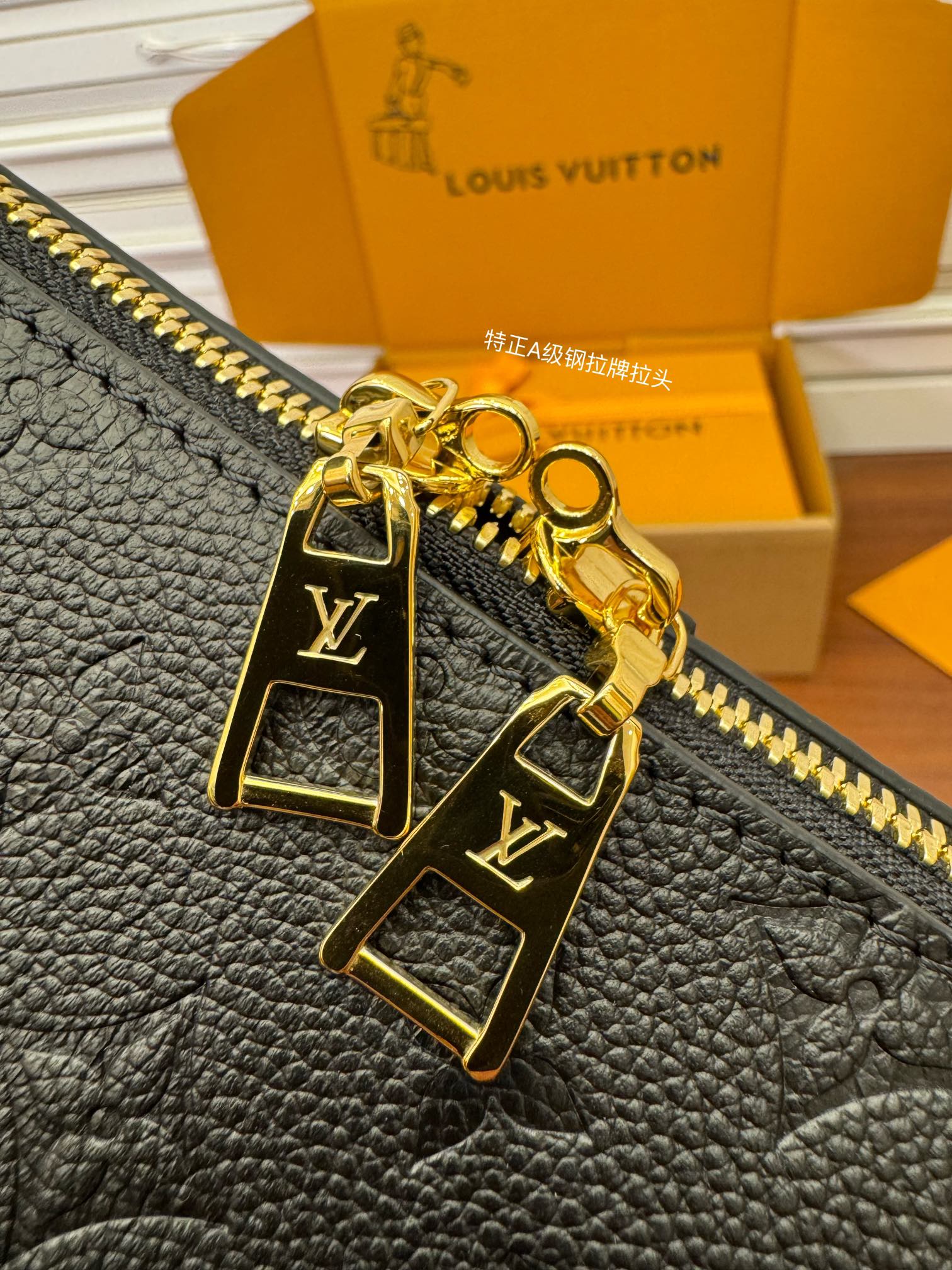  特级  LOUIS VUITTON 路易威登Sac Sport 可调节肩带 拉链开合 压花  牛皮革 斜挎包 单肩包 手提包 黑色 M46610