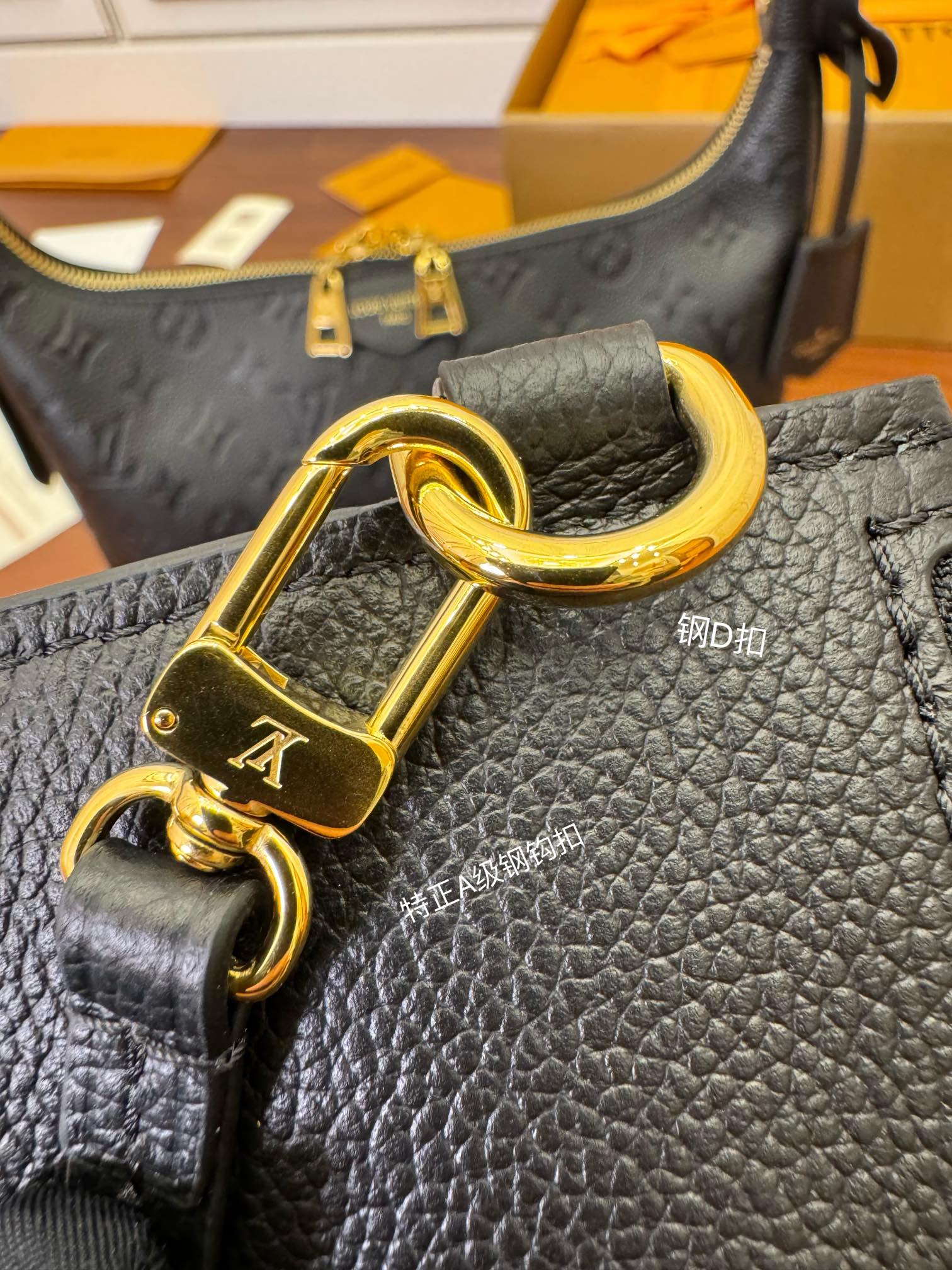  特级  LOUIS VUITTON 路易威登Sac Sport 可调节肩带 拉链开合 压花  牛皮革 斜挎包 单肩包 手提包 黑色 M46610