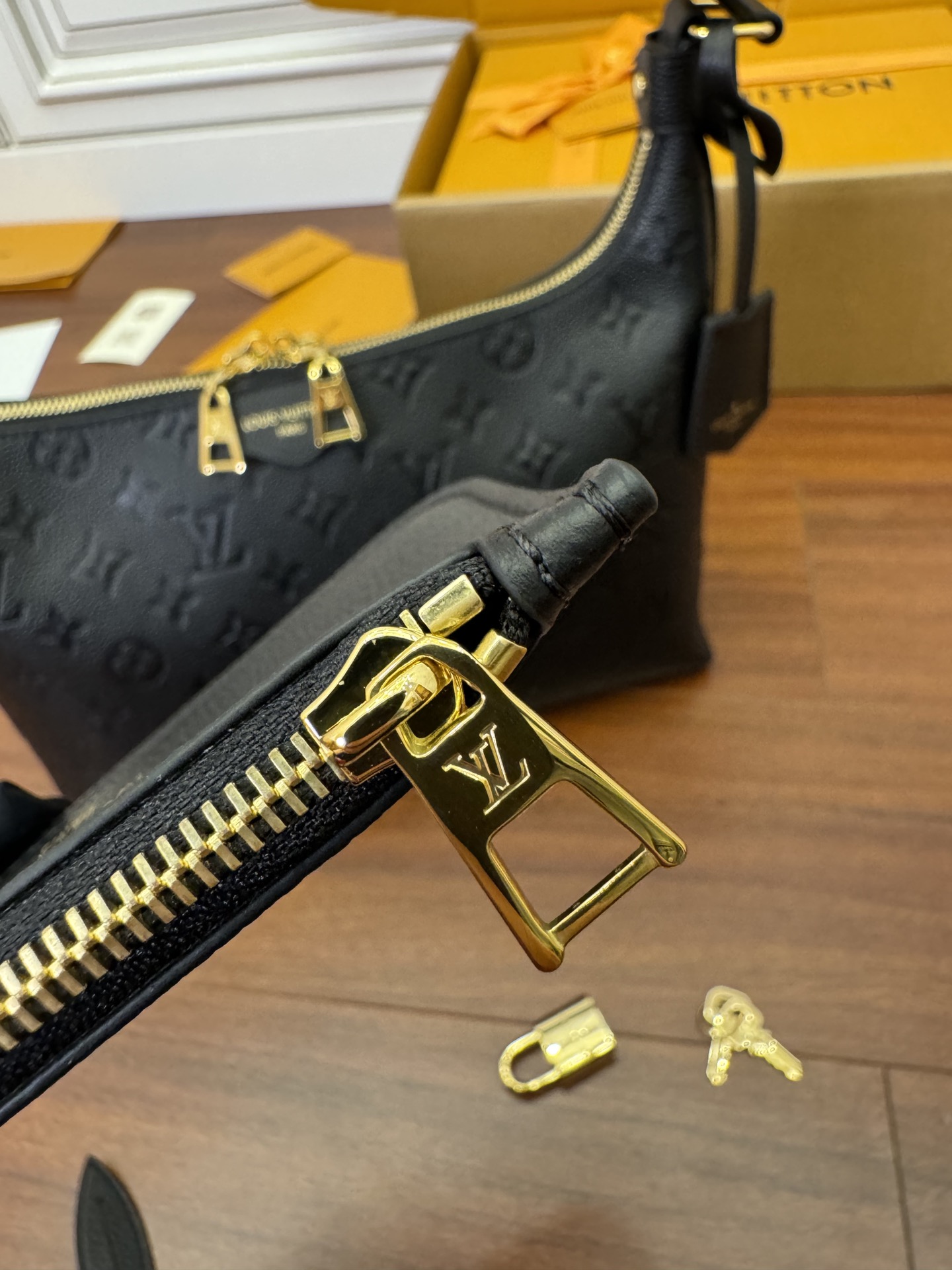  特级  LOUIS VUITTON 路易威登Sac Sport 可调节肩带 拉链开合 压花  牛皮革 斜挎包 单肩包 手提包 黑色 M46610