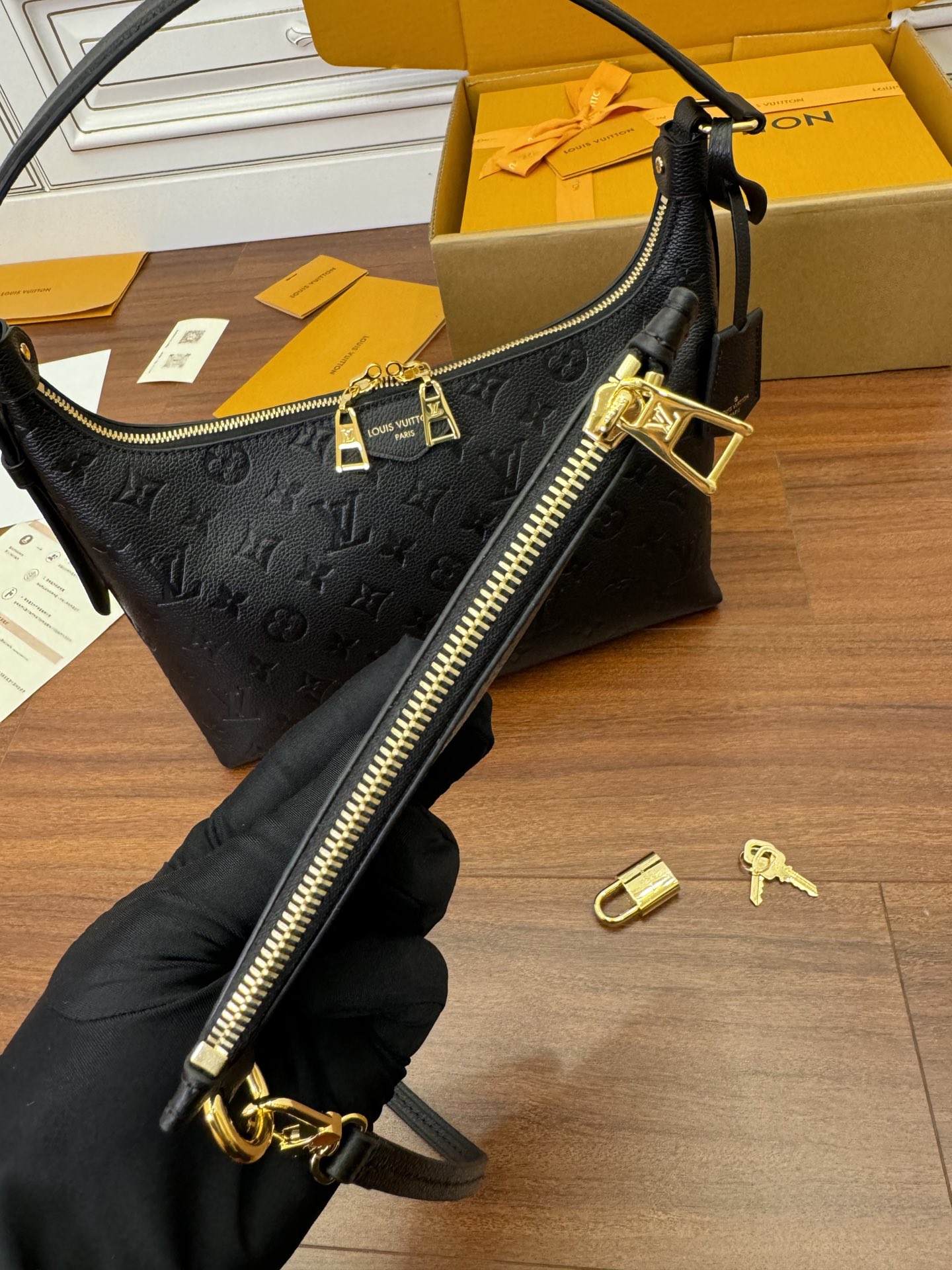  特级  LOUIS VUITTON 路易威登Sac Sport 可调节肩带 拉链开合 压花  牛皮革 斜挎包 单肩包 手提包 黑色 M46610