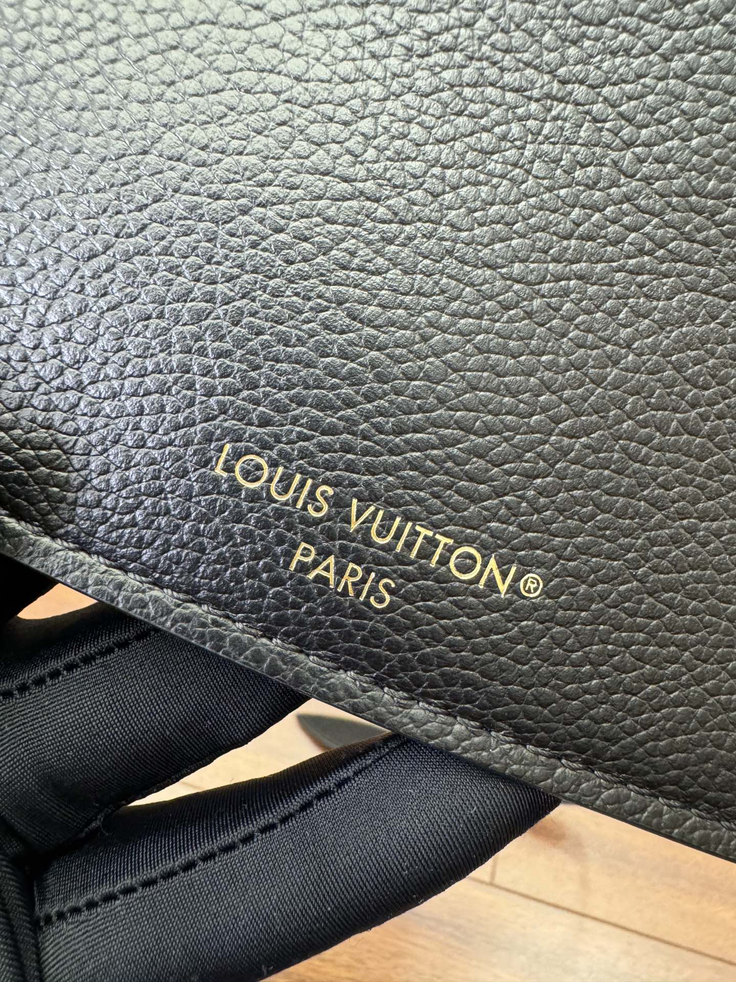  特级  LOUIS VUITTON 路易威登Sac Sport 可调节肩带 拉链开合 压花  牛皮革 斜挎包 单肩包 手提包 黑色 M46610