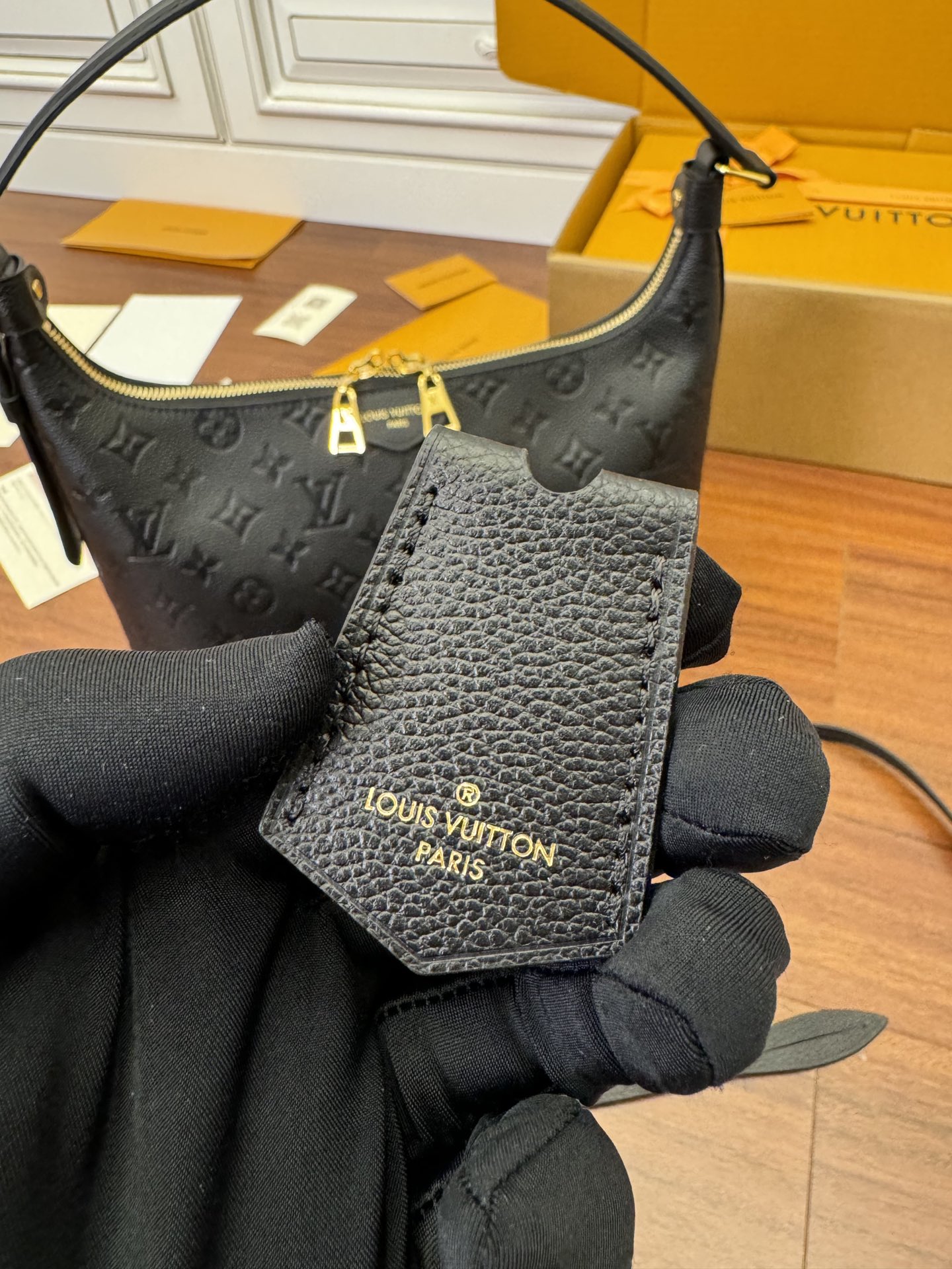  特级  LOUIS VUITTON 路易威登Sac Sport 可调节肩带 拉链开合 压花  牛皮革 斜挎包 单肩包 手提包 黑色 M46610