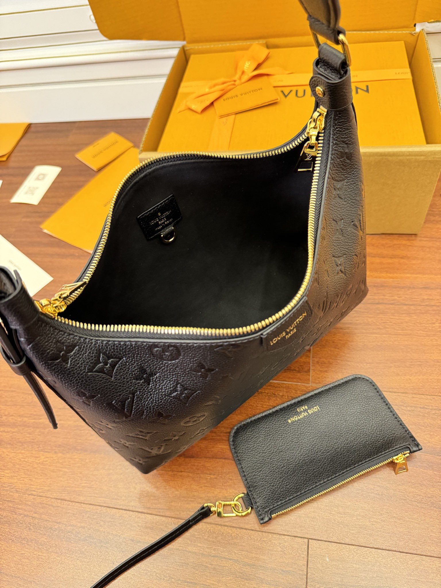  特级  LOUIS VUITTON 路易威登Sac Sport 可调节肩带 拉链开合 压花  牛皮革 斜挎包 单肩包 手提包 黑色 M46610