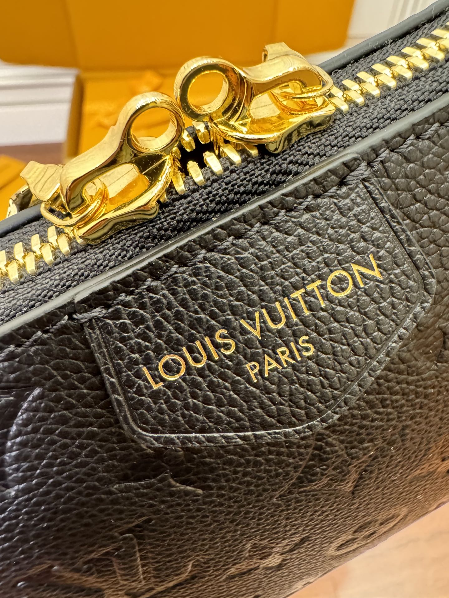  特级  LOUIS VUITTON 路易威登Sac Sport 可调节肩带 拉链开合 压花  牛皮革 斜挎包 单肩包 手提包 黑色 M46610